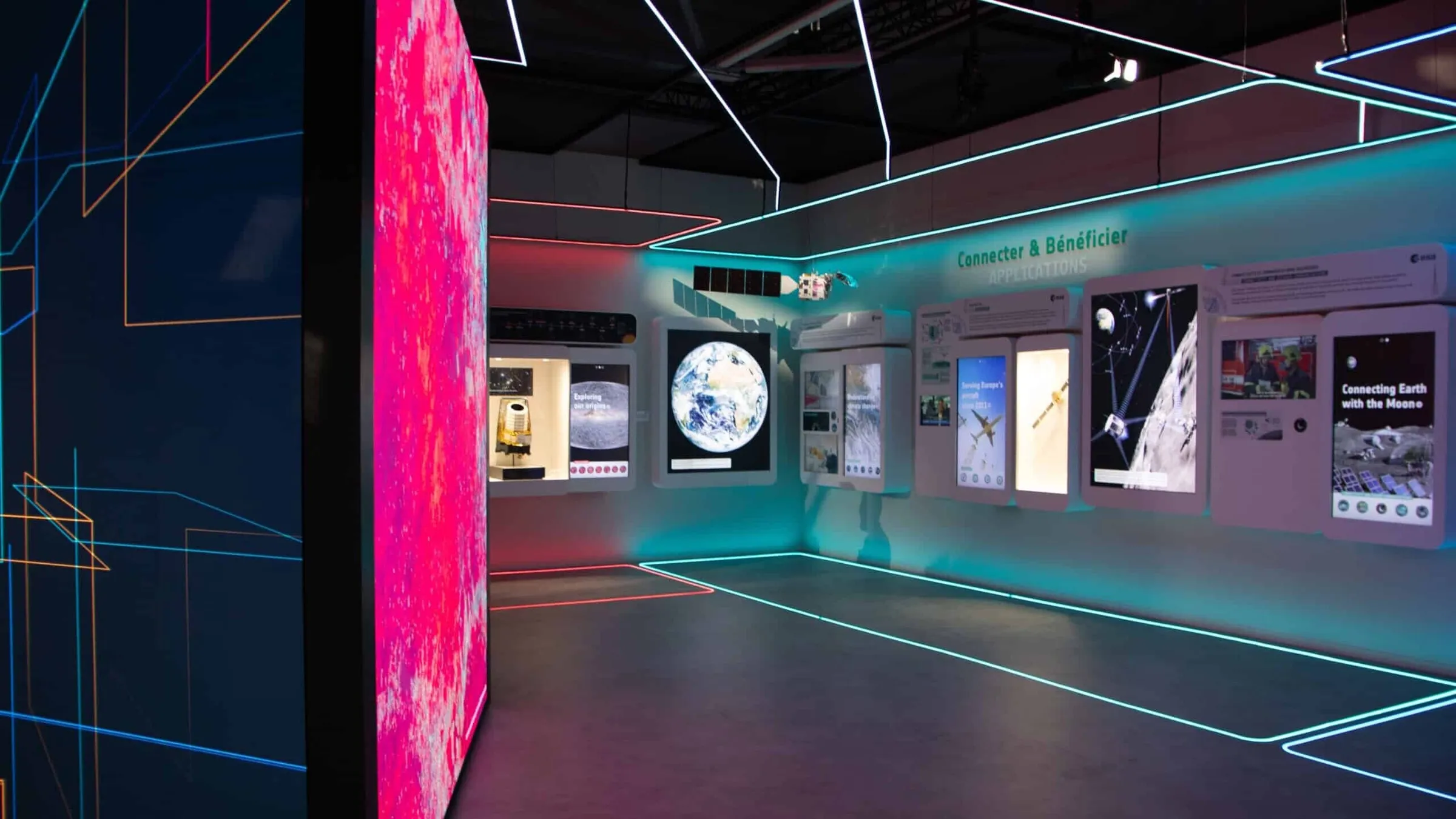 Interaktiver Messestand mit Touchscreens Vitrinen und LED-Wall