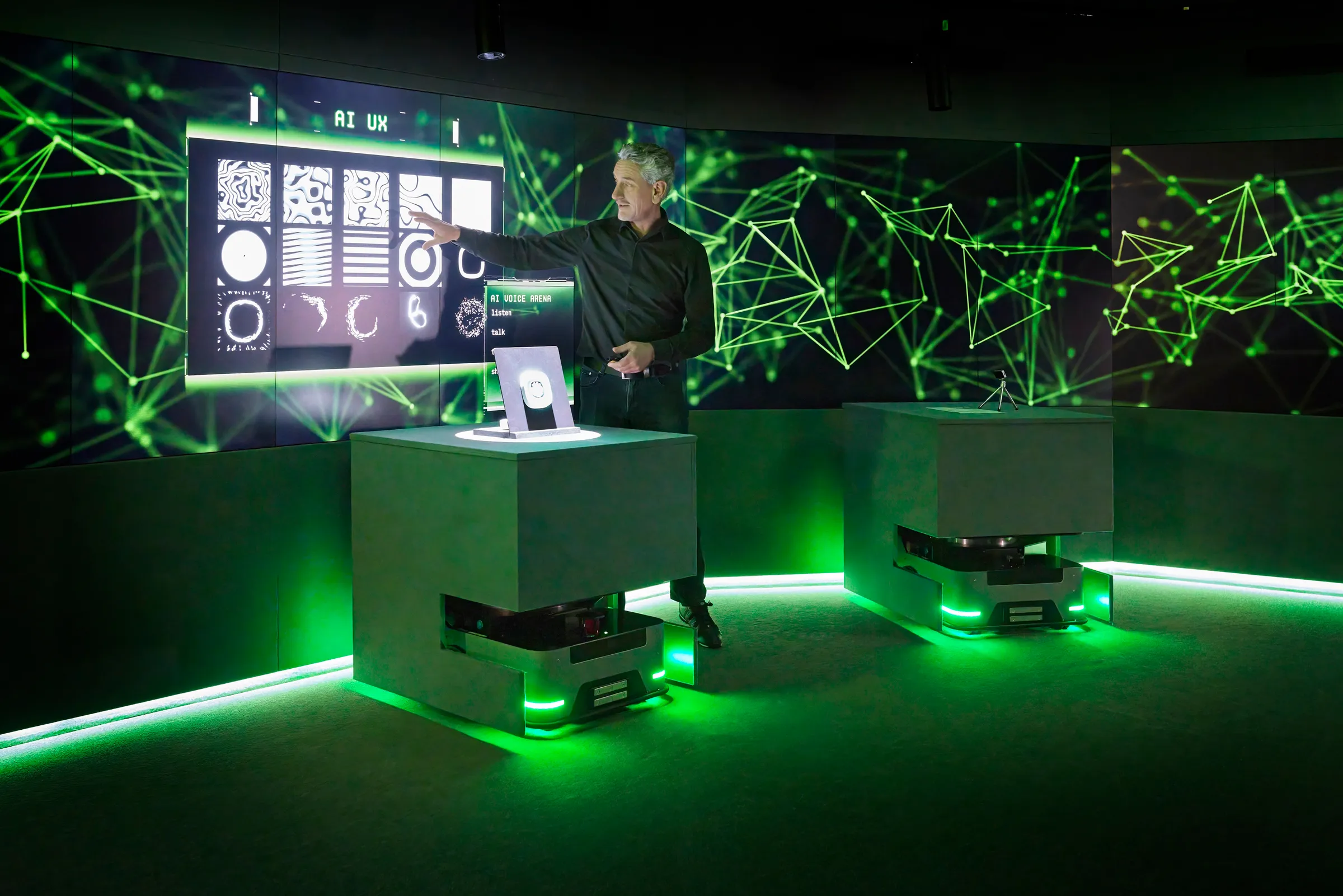 Innovation Space Showroom mit KEBA AGVs vor Screen-Wand