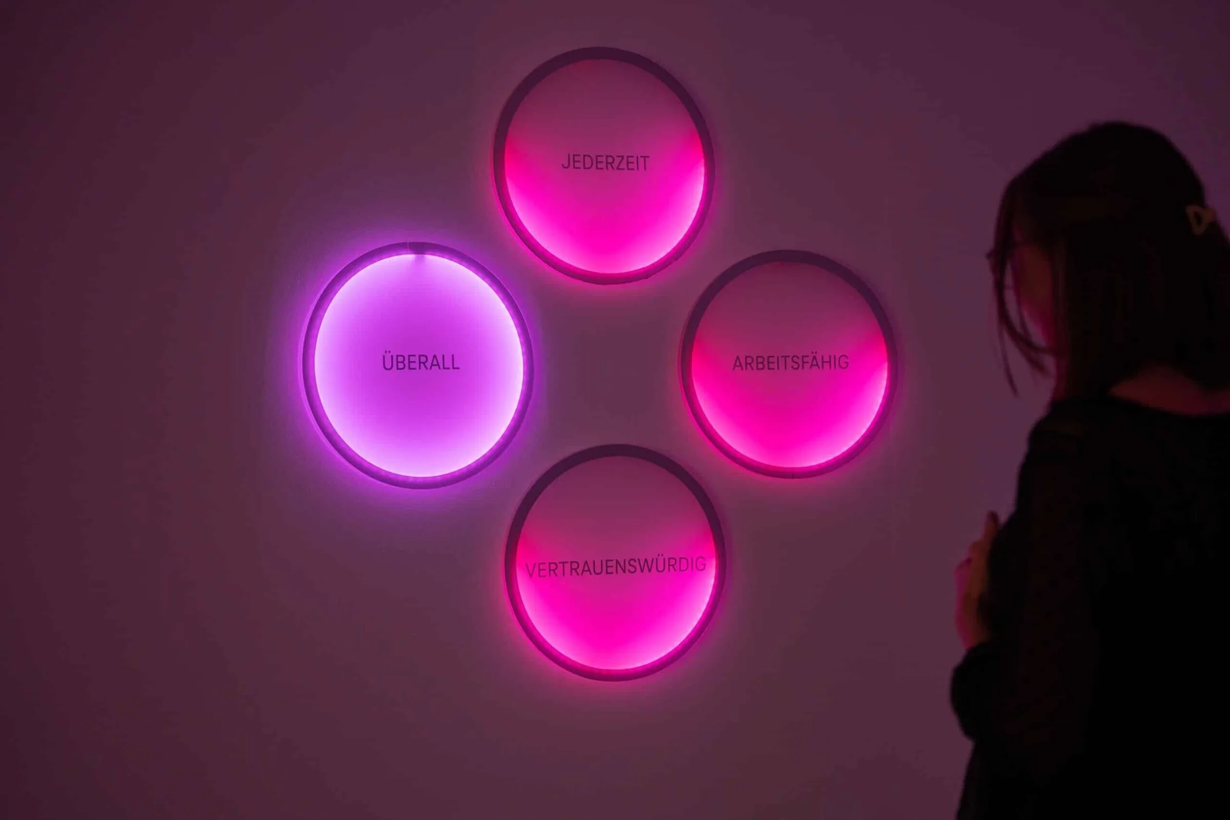 Interaktive Lichtinstallation mit LEDs im Showroom