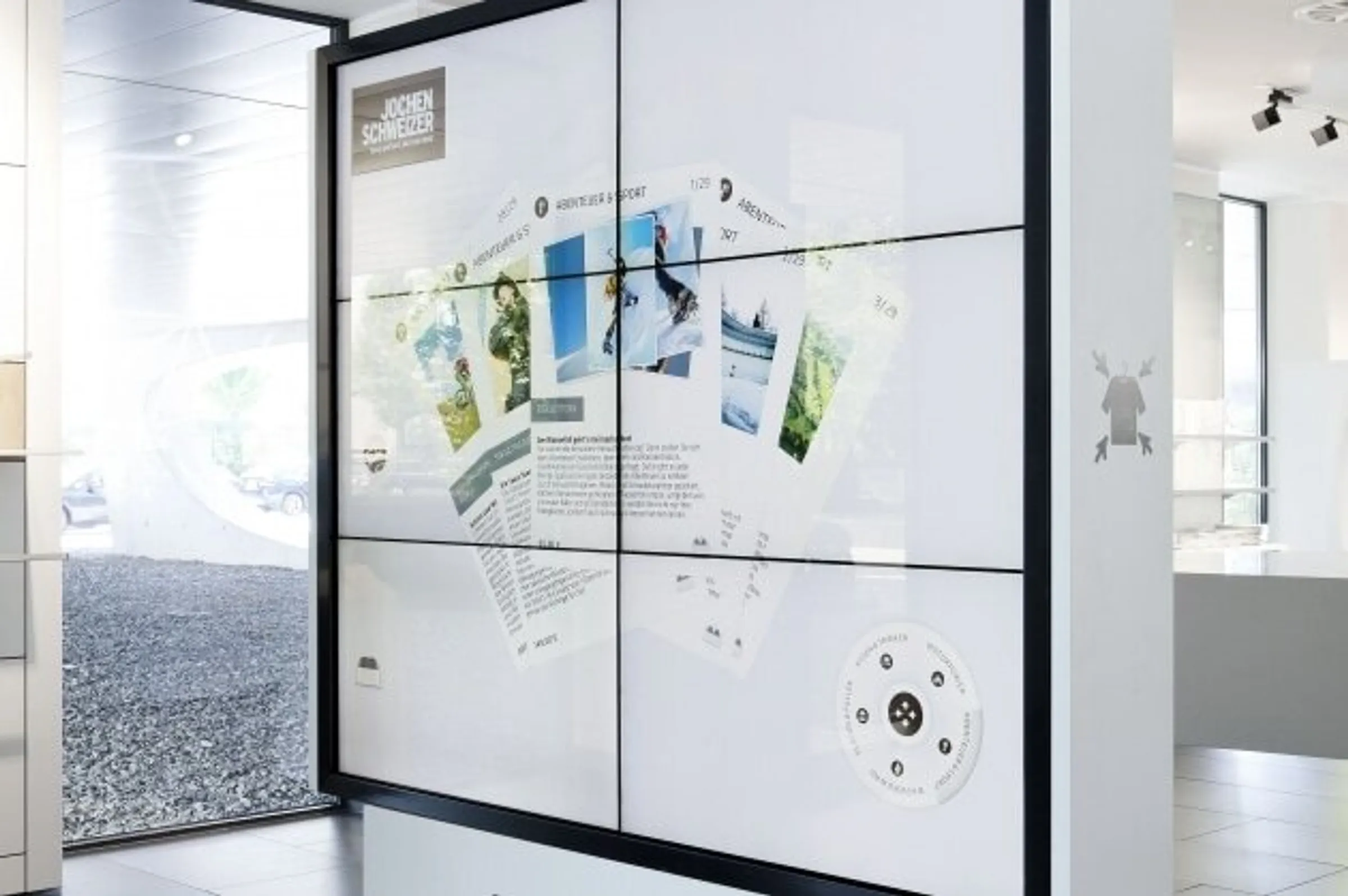 Interaktive Monitor Wand mit sechs Monitoren