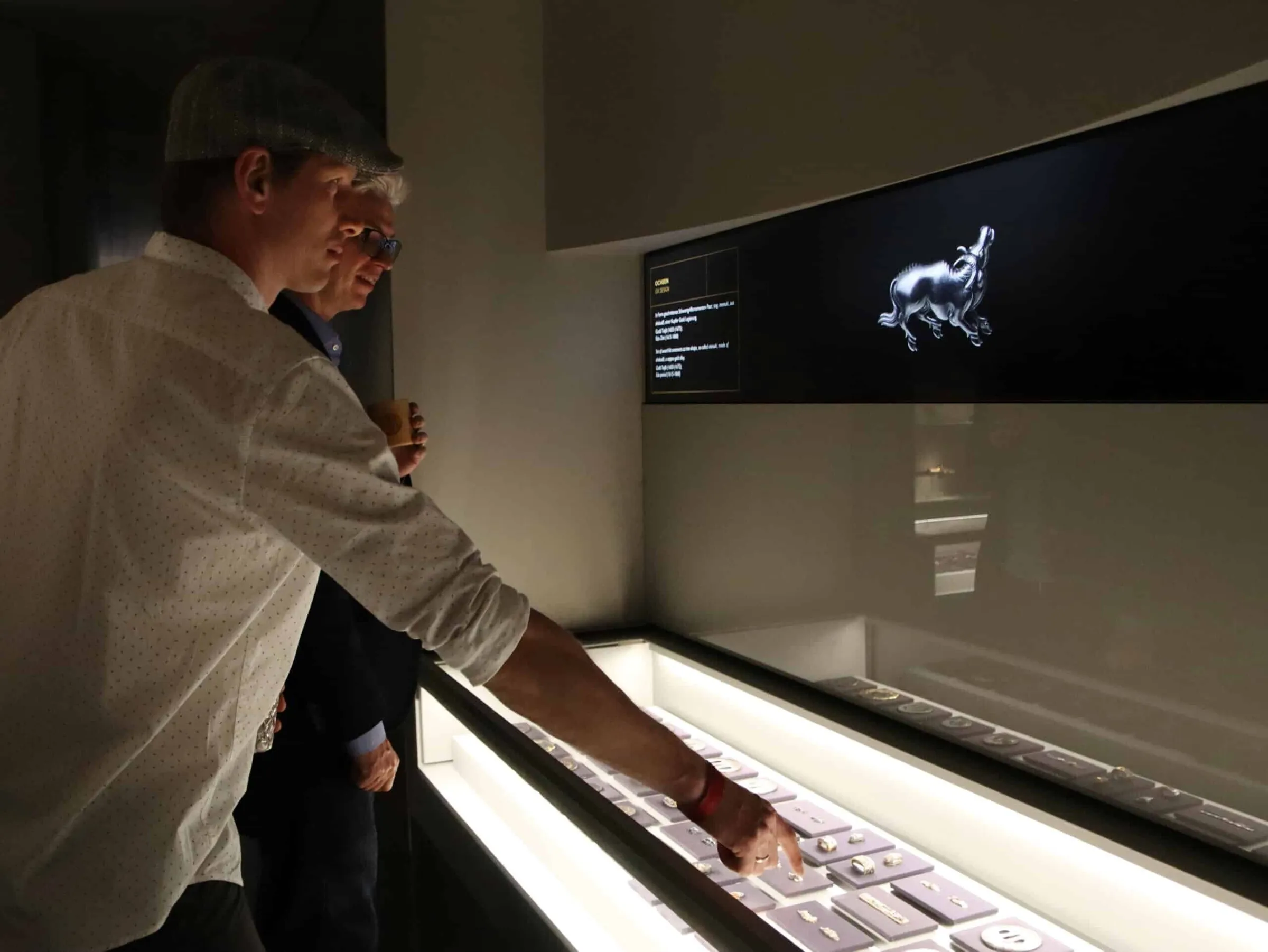 Interaktive Vitrinen und Touchscreens im Samurai Museum