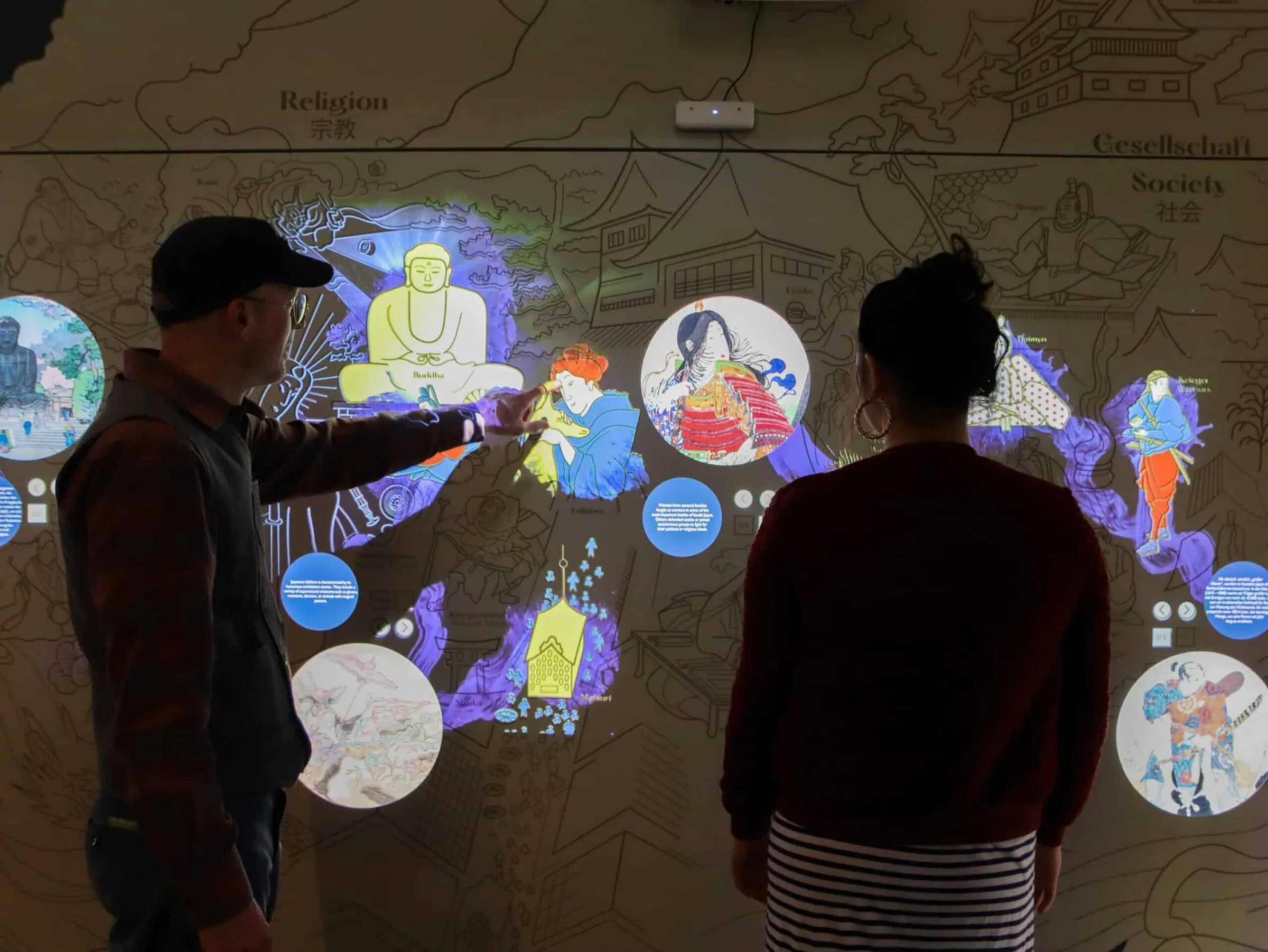 Interaktive Wand mit Projection Mapping und Touchscreens