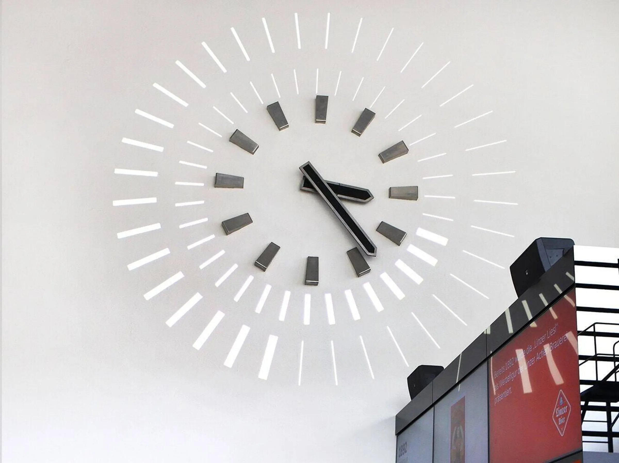 Interaktive Wandprojektion gobo Wanduhr in denkmalgeschützter Tabakfabrik