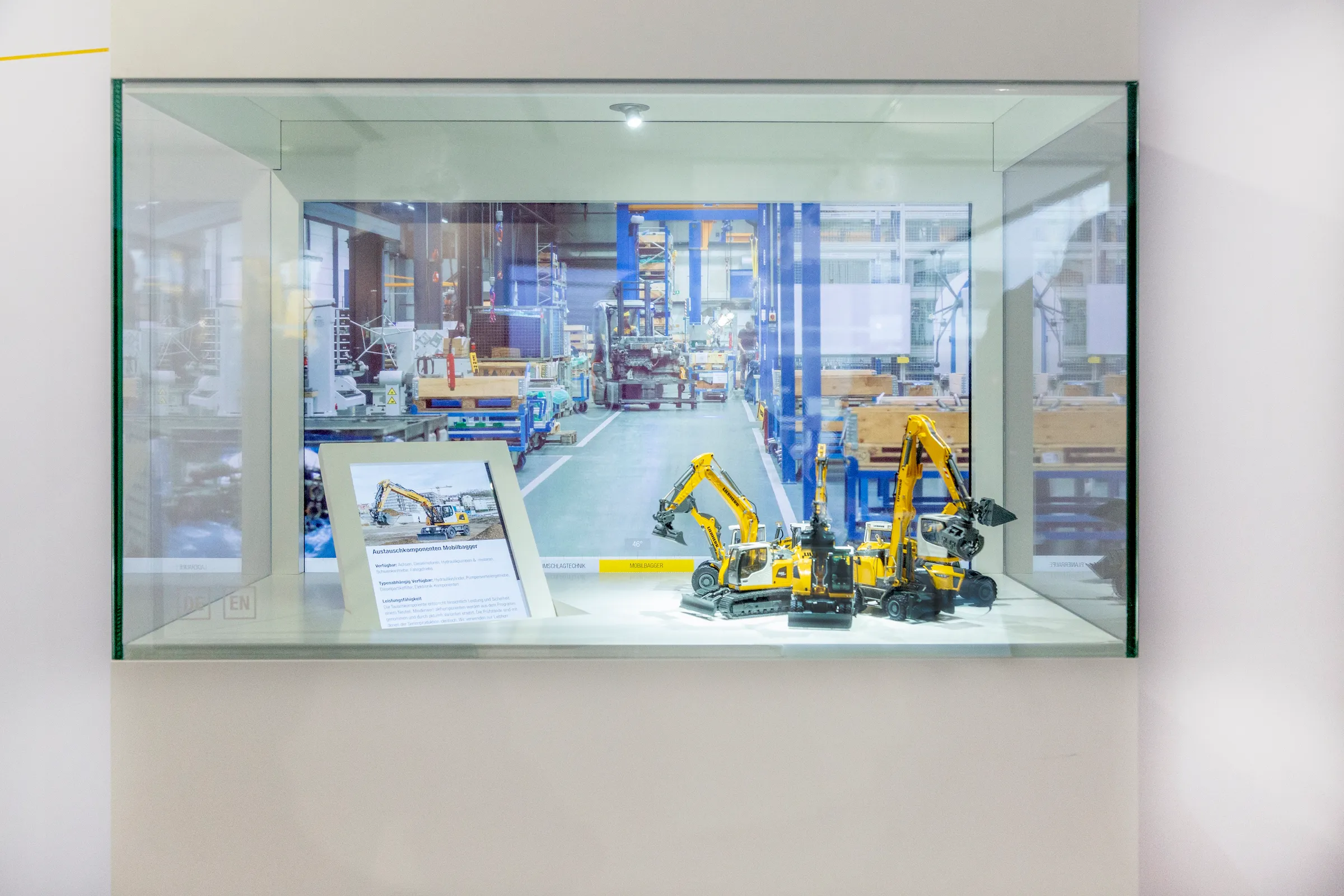 interaktive Produktpräsentation in einer Multitouch-Vitrine mit Drehteller von Garamantis
