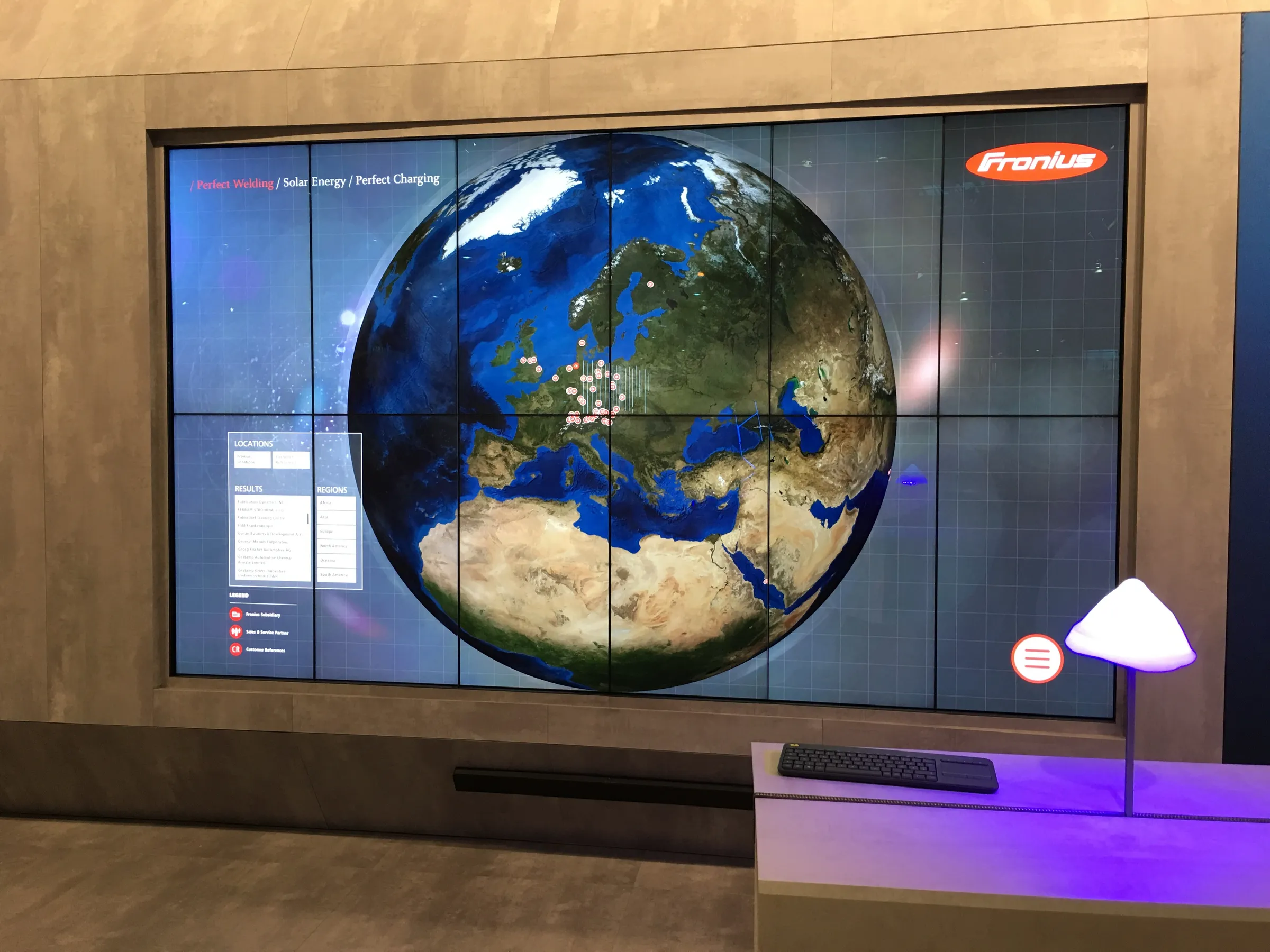 Multitouch-Wall mit 12 Screens: interaktive Weltkugel der Reference Wall