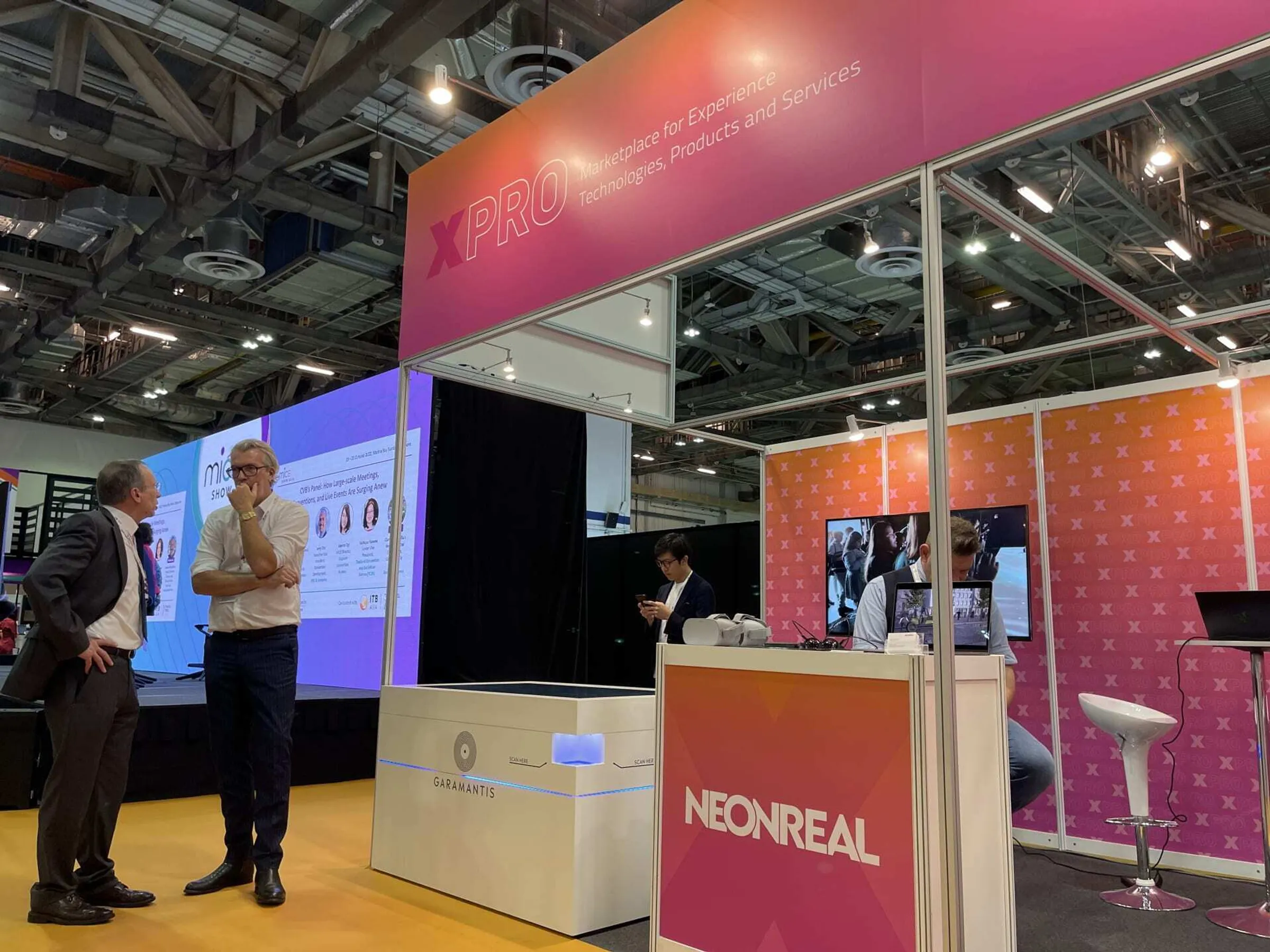 Interaktiver Messestand von Garamantis, XPRO Berlin und Neonreal auf der ITB Asia 2022
