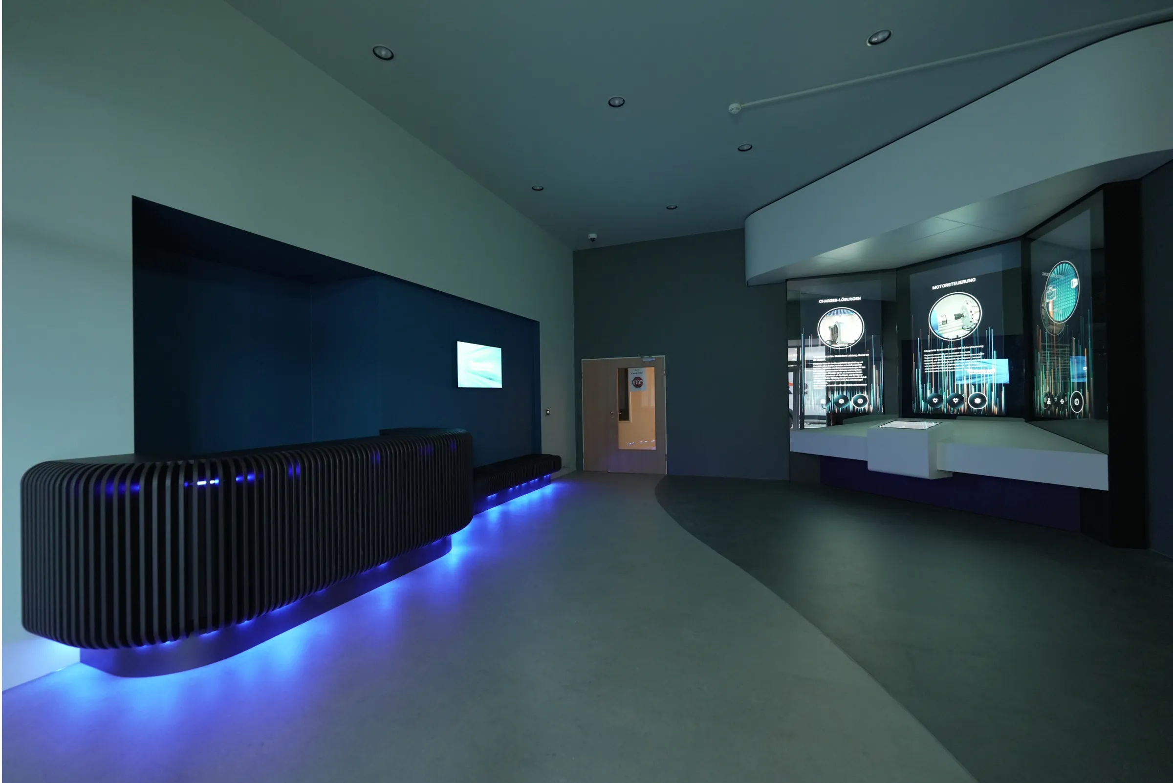 Interaktives Foyer gibt Orientierung und führt in Themenwelt von Panasonic Industrial ein