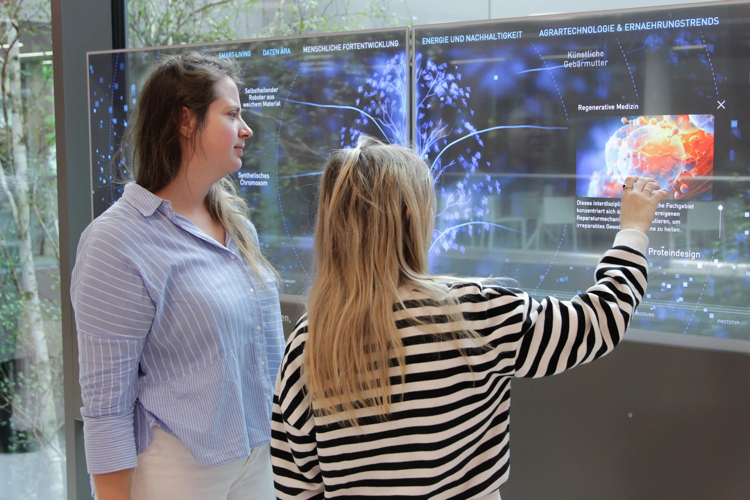 Ausstellungsdesign mit transparenten Touchscreens im Haus der Wirtschaft