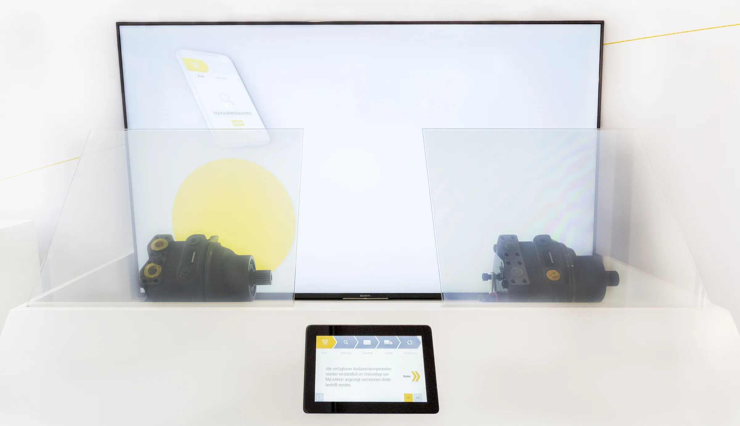interaktive Vitrine mit Touch-Panel und elektrisch schaltbarer Folie