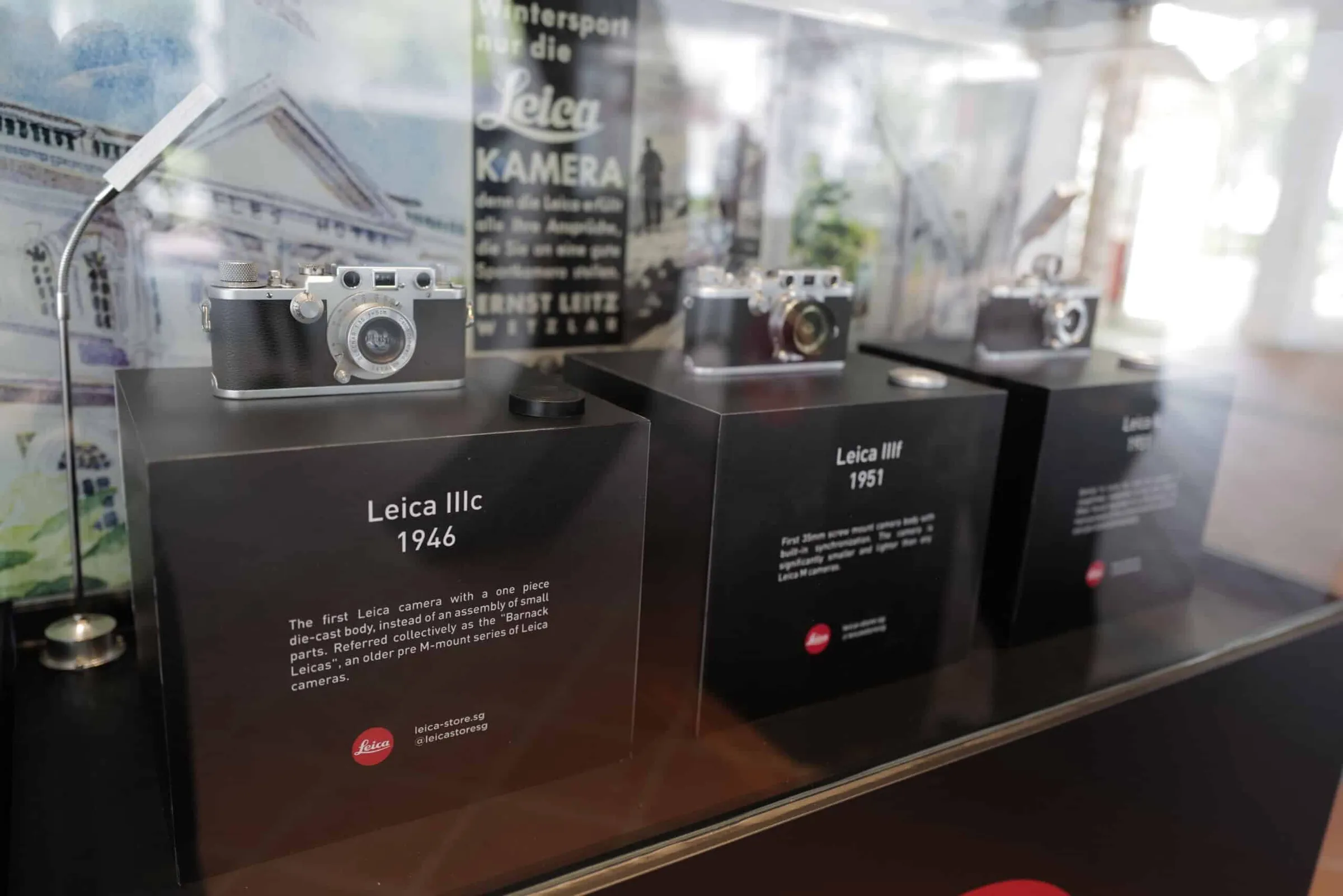 Historische Kamera-Modelle in den PoS von Leica