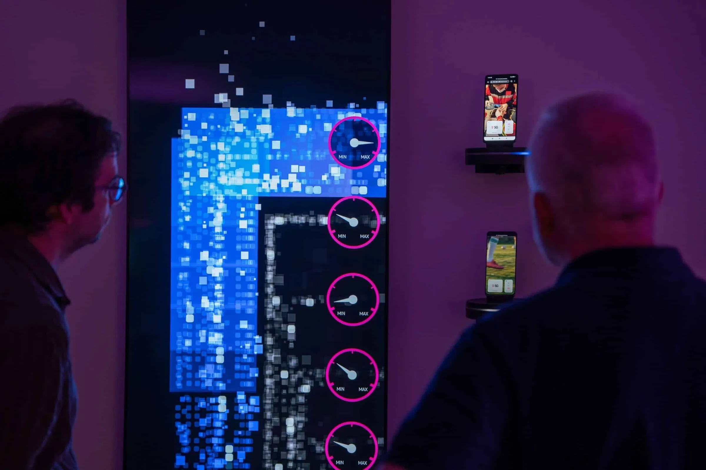 Live Demonstrator mit Drehtellern im Showroom für Geschäftskunden