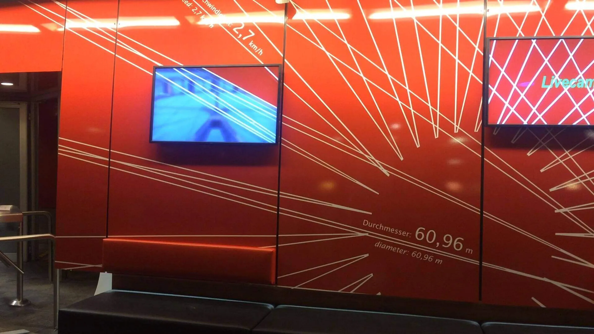 Medienwand mit eingelassenen Screens