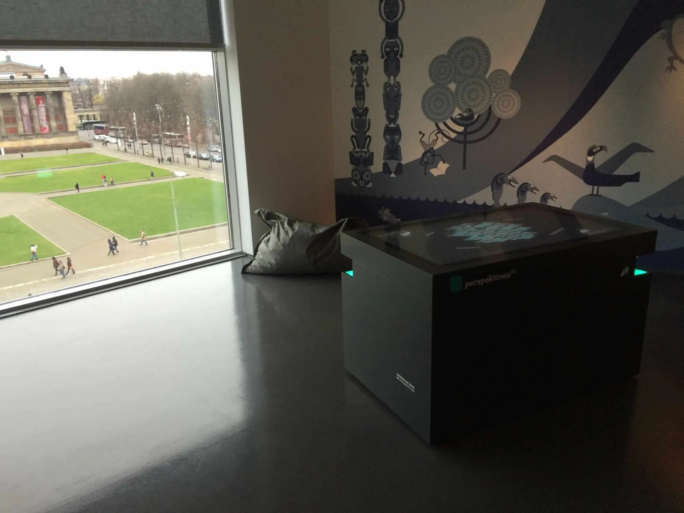 Teilnehmer registrieren sich auf Tagung am interaktiven Scanner Tisch