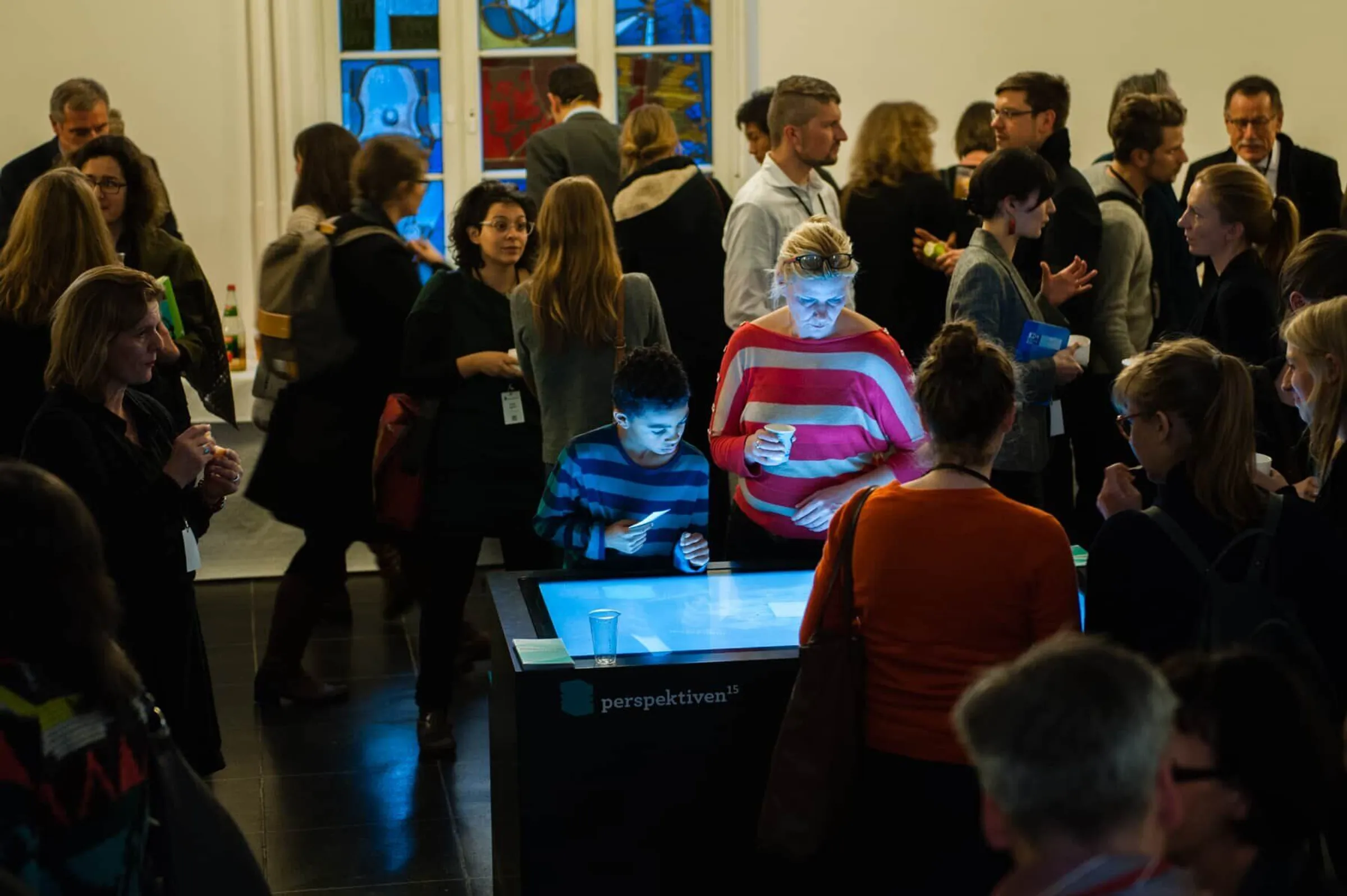 Multitouch-Scanner-Tisch scannt Visitenkarten und Tagungs-Badges mit QR-Code