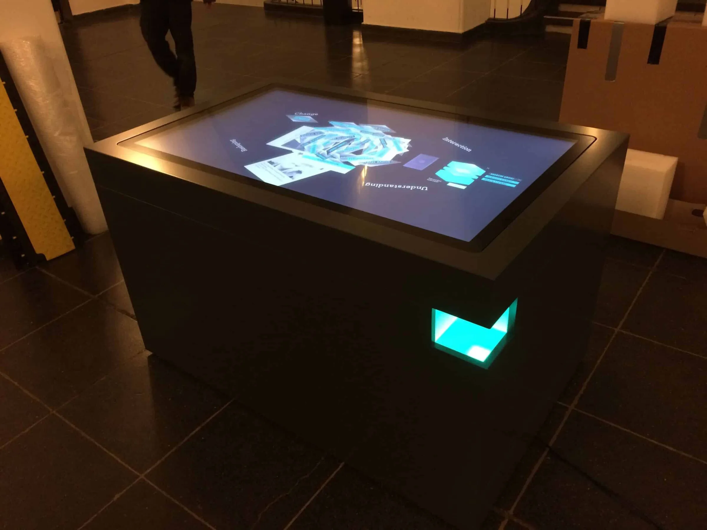 Touchscreen und LED-Beleuchtung des Multitouch-Scanner-Tisch