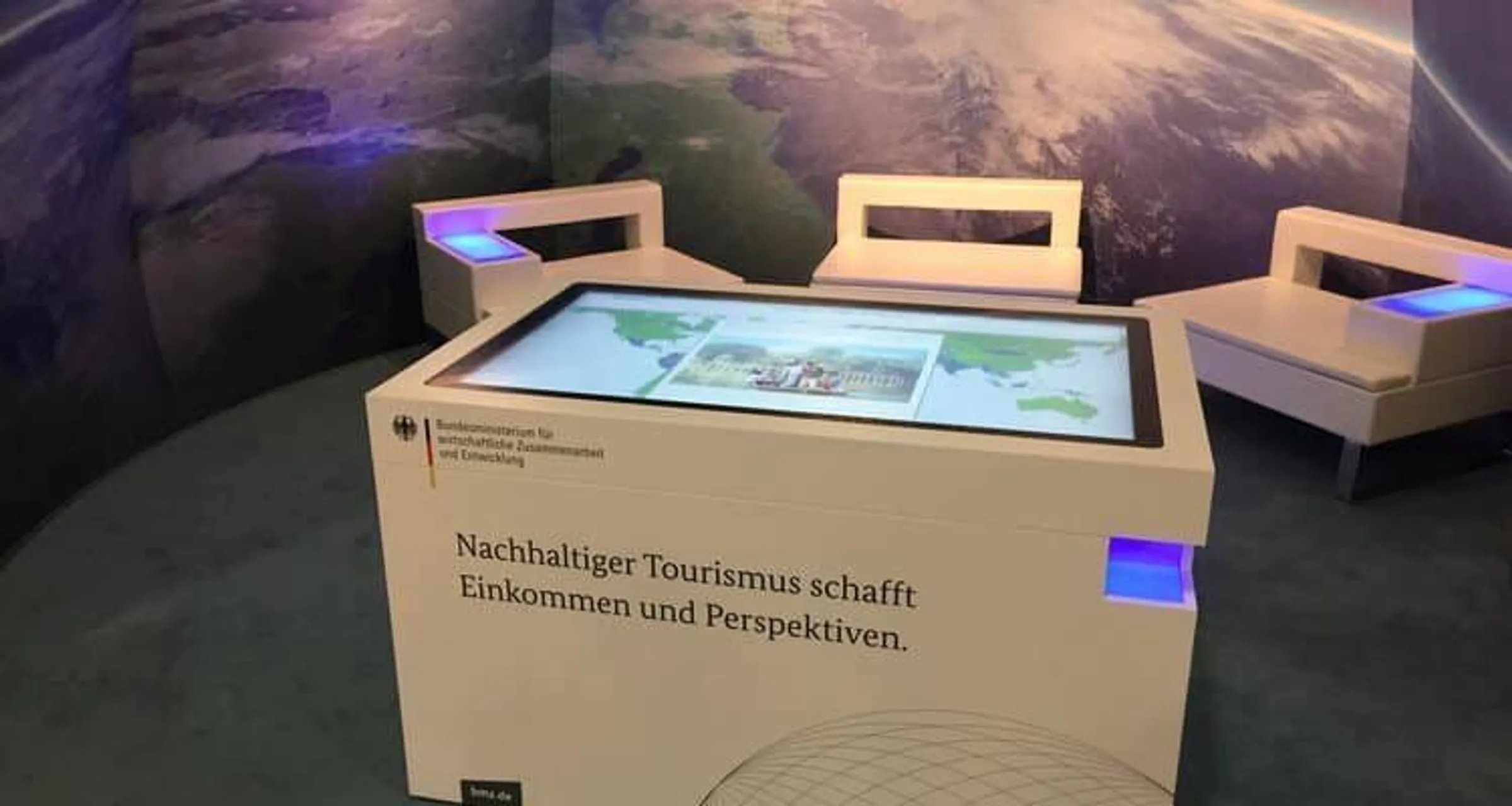 Multitouch-Table am BMZ-Messestand auf der ITB 2017