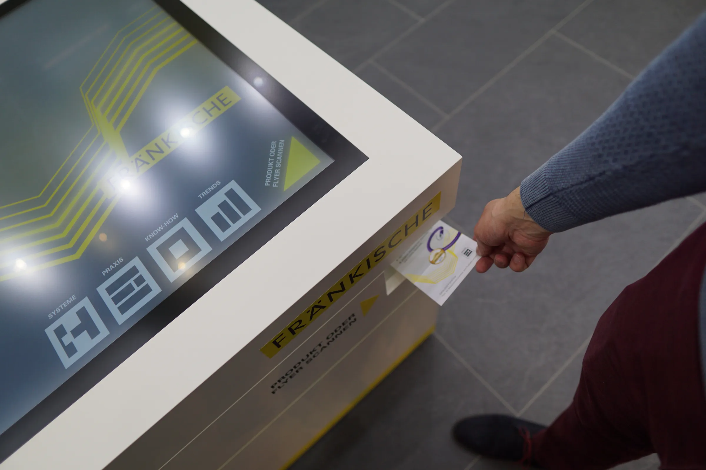 Optische Objekterkennung scannt Flyer am Messestand