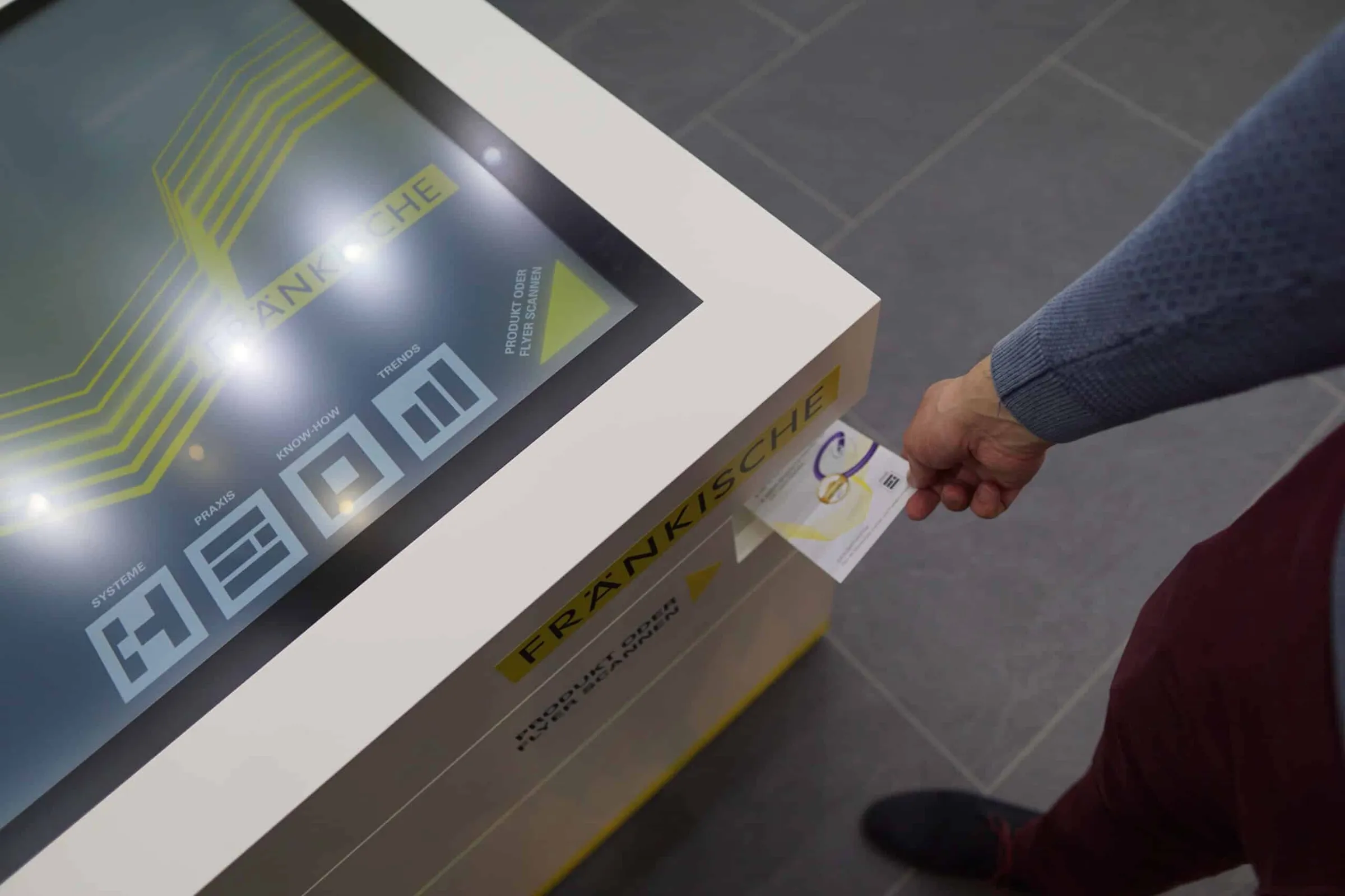 Optische Objekterkennung scannt Flyer am Messestand