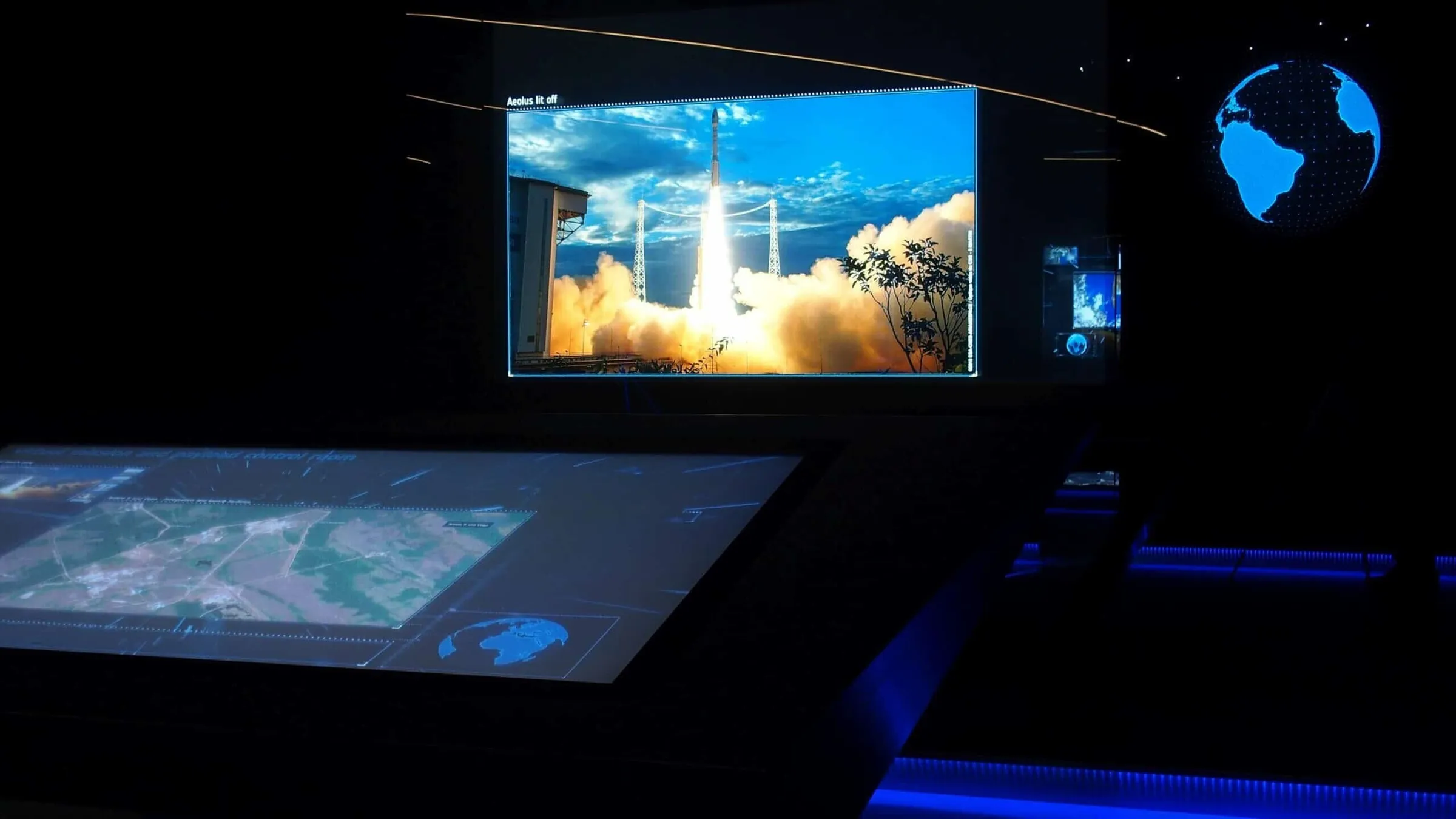 Multitouch-Tisch mit Screenwall im ESA Showroom