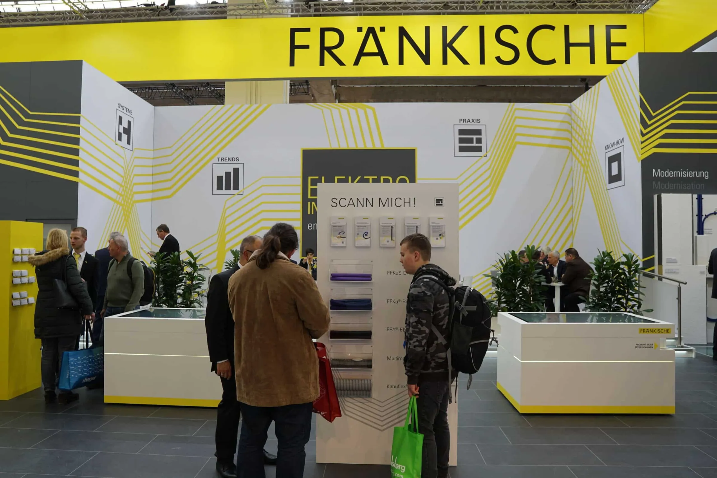 Produktproben und Flyer am interaktiven Messestand von Fränkische