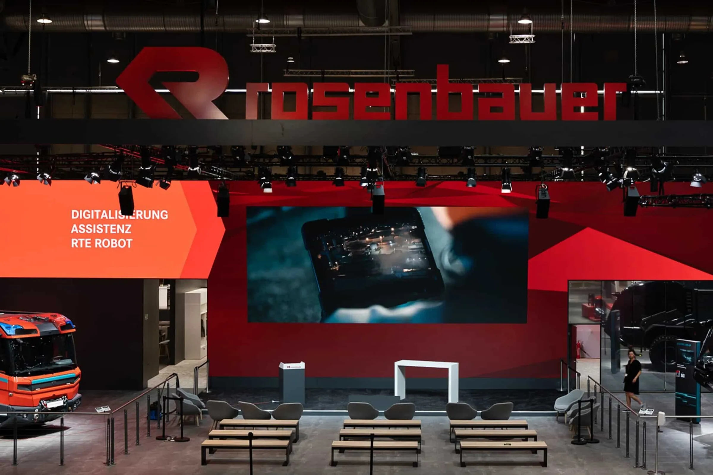 Riesige LED-Wall als spektakulärer Rahmen für Messestand Rosenbauer