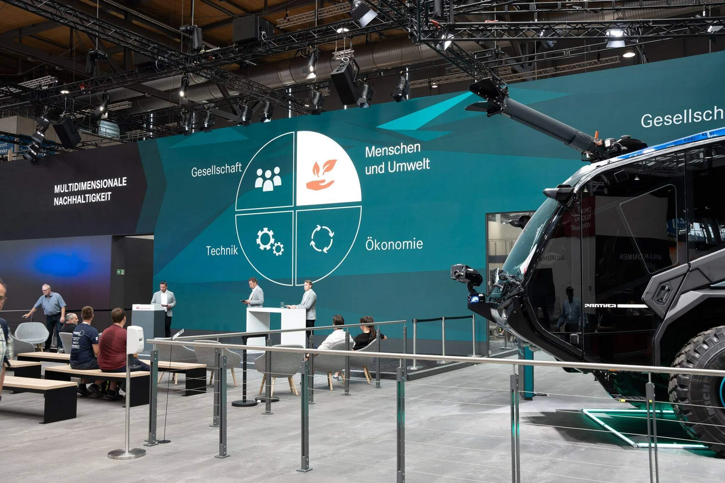 rosenbauer-interschutz-Messeauftritt mit Löschfahrzeug vor LED Wand