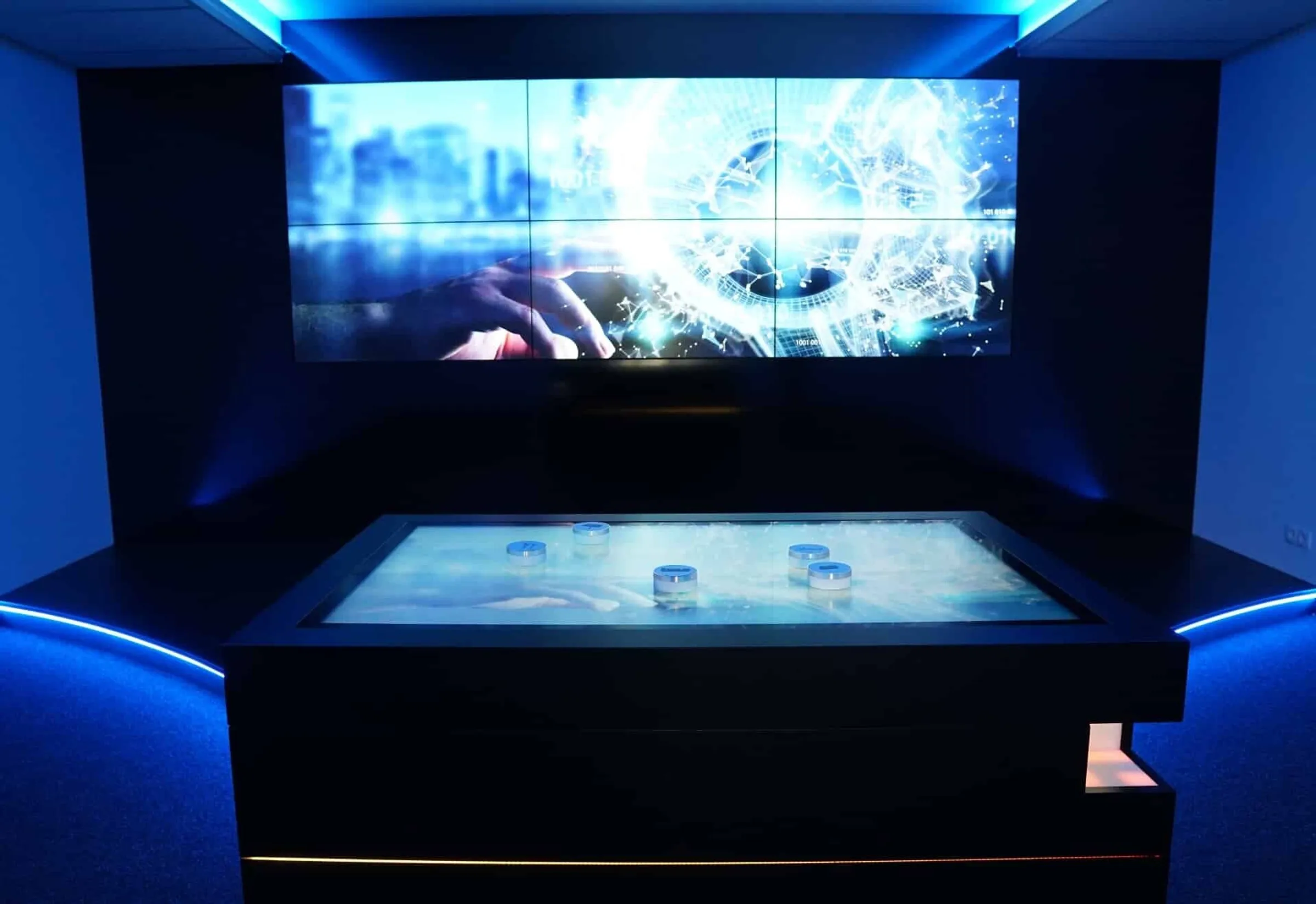 Multitouch-Tisch und Screenwall im ifesca Showroom