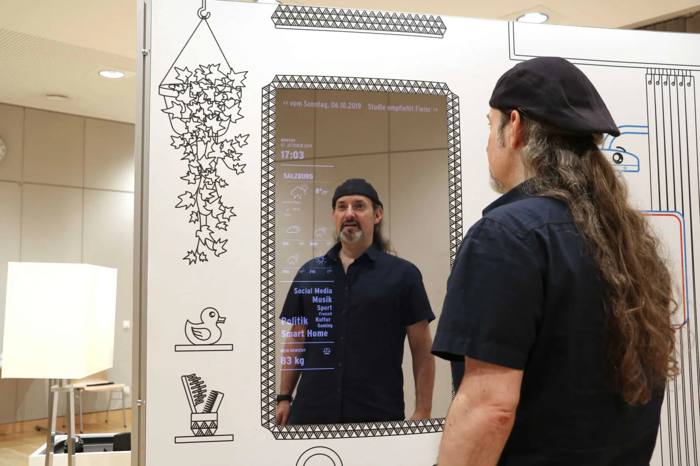 Smart Mirror wird durch davor befindliche Waage automatisch aktiviert