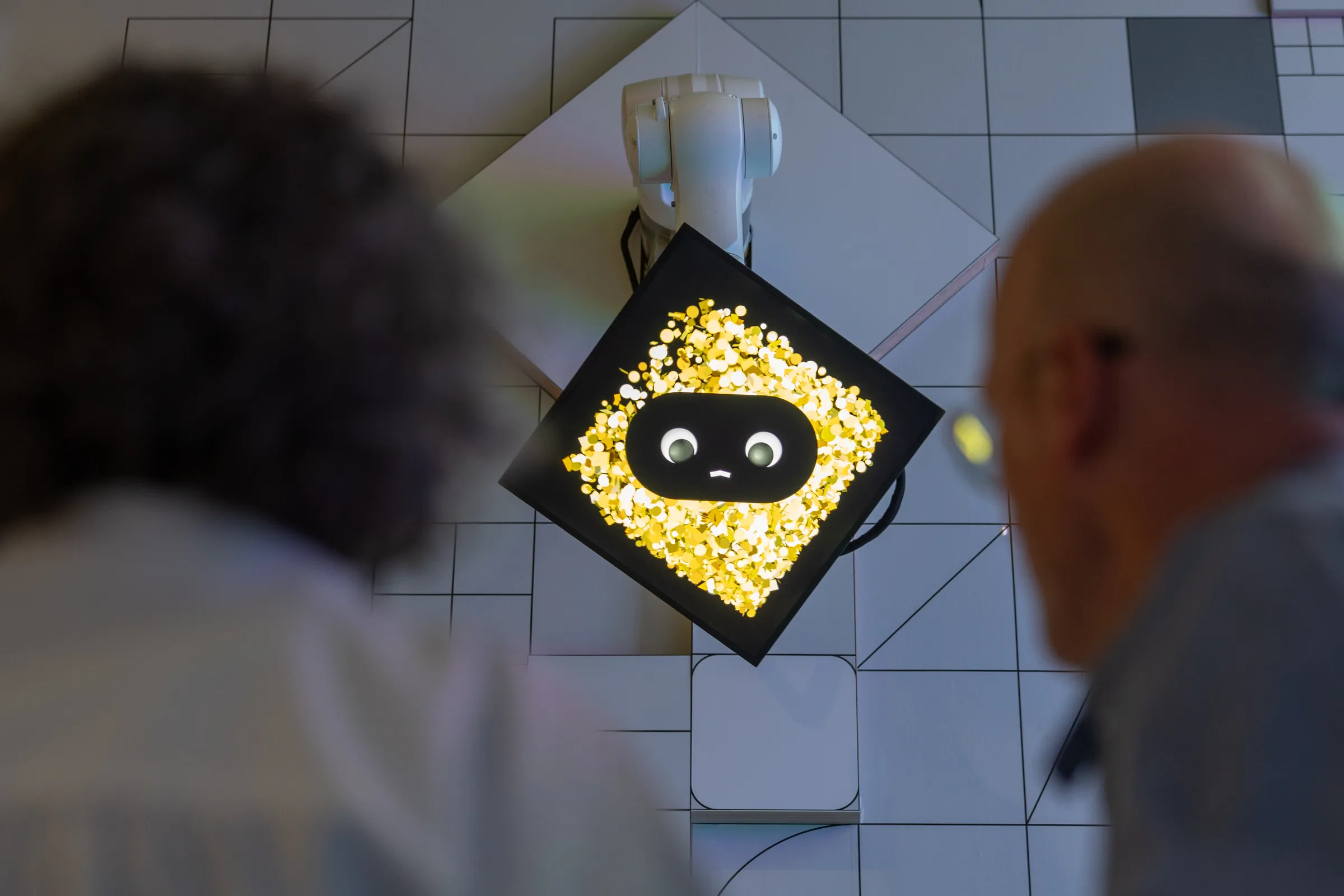 Roboterarm mit Bildschirm visualisiert die Künstliche Intelligenz im Raum