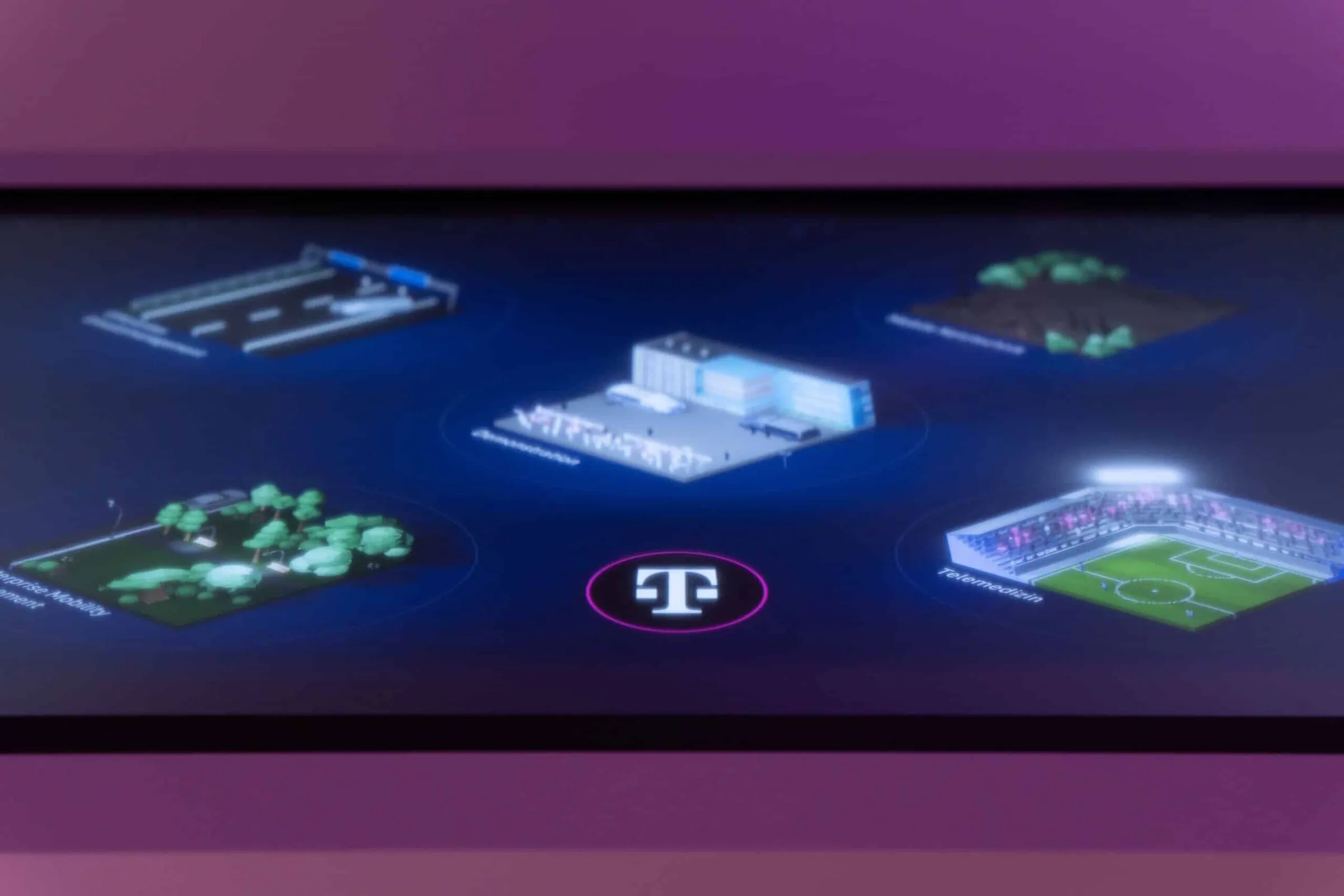 Touchscreen-Table mit Multitouch Präsentationssoftware im Showroom