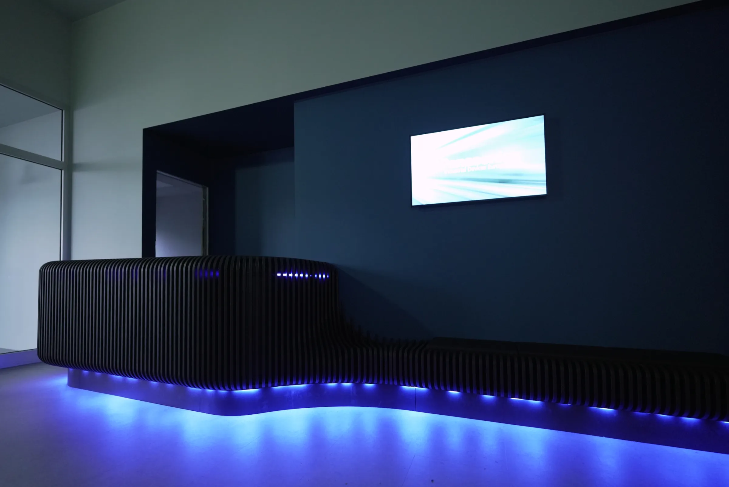 Tresen im Foyer in prägnanter Rippen-Optik mit LED-Beleuchtung