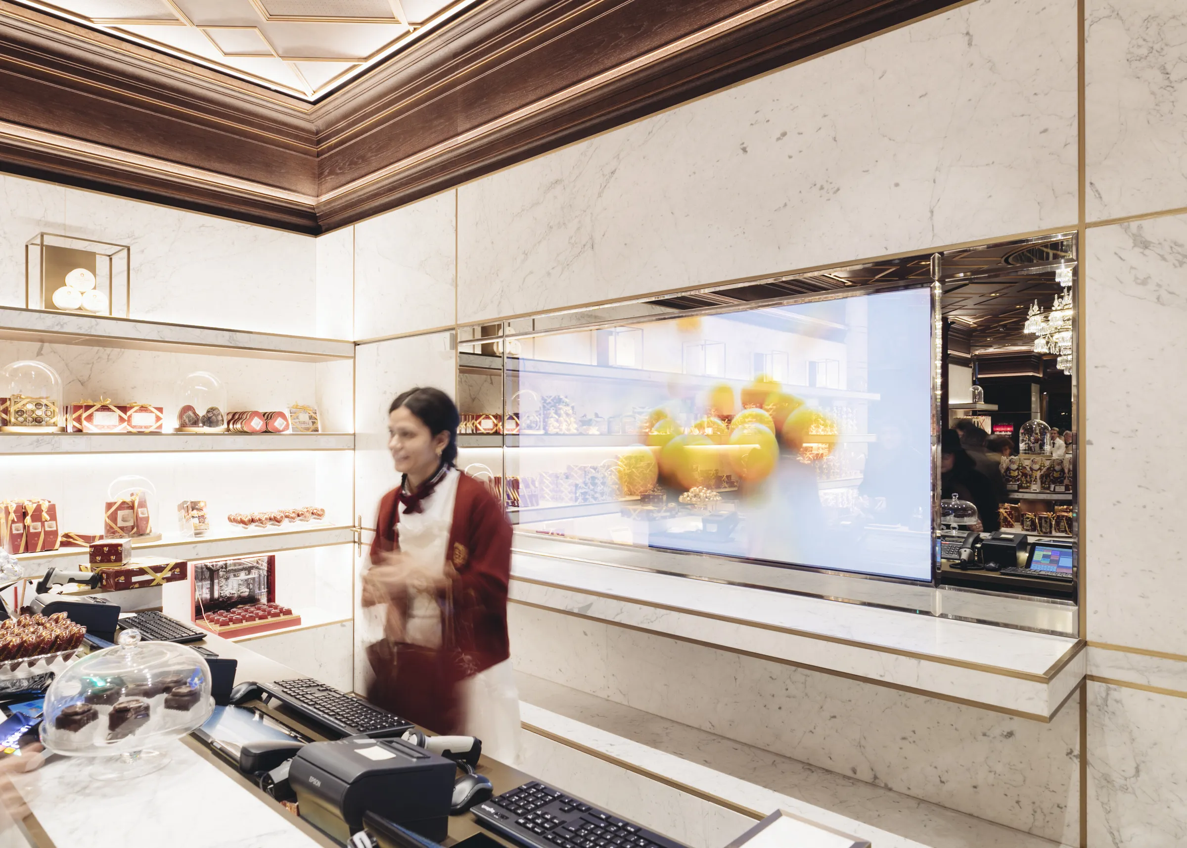 Hinter halb verspiegeltem Glas verbauter Monitor im Hotel Sacher