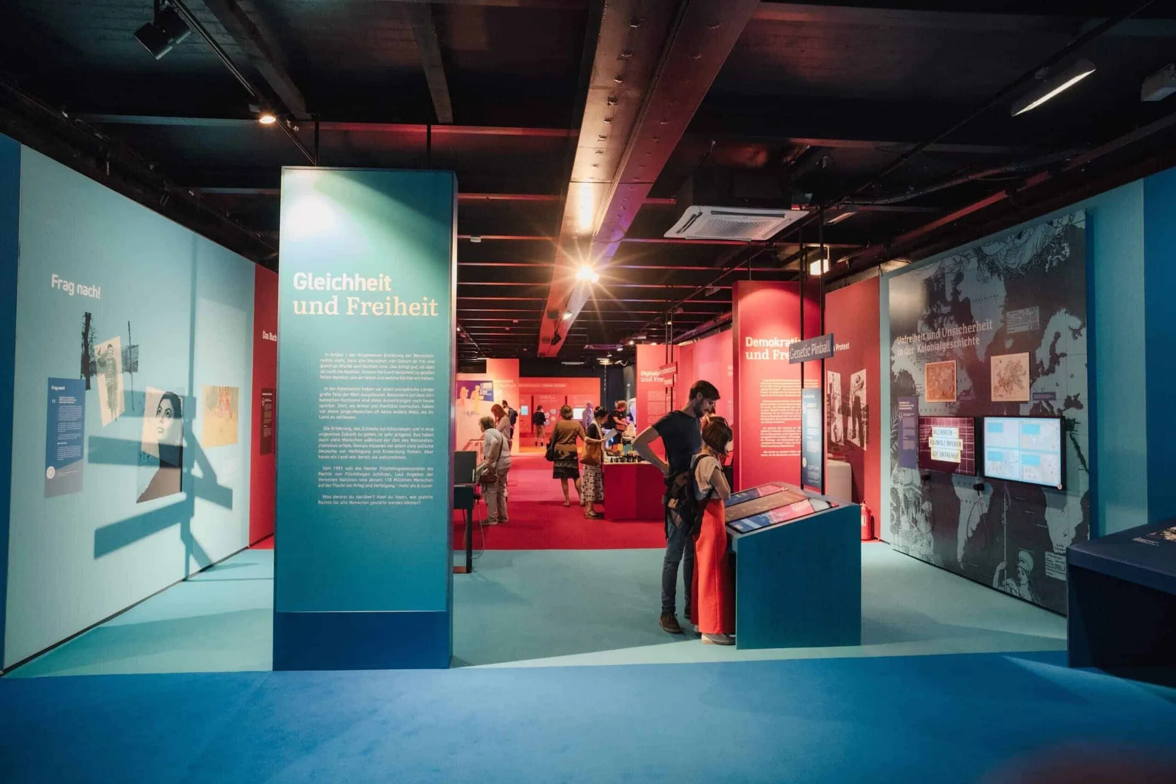 wissenschaftliche Exponat in Form eines Multitouch-Tisches