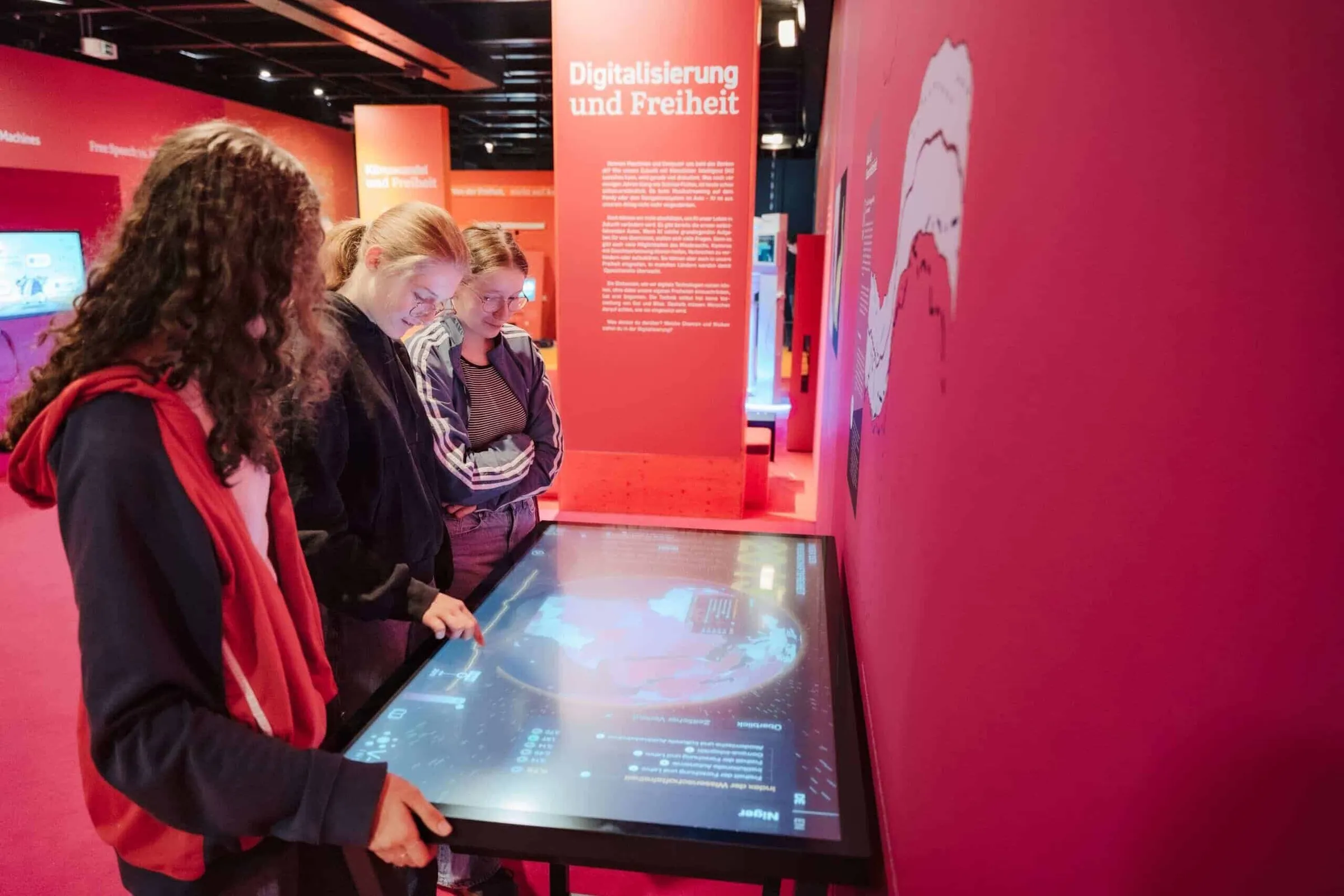 Wissenschafts-Exponat - Touch Table mit interaktivem Globus und Zeitreise