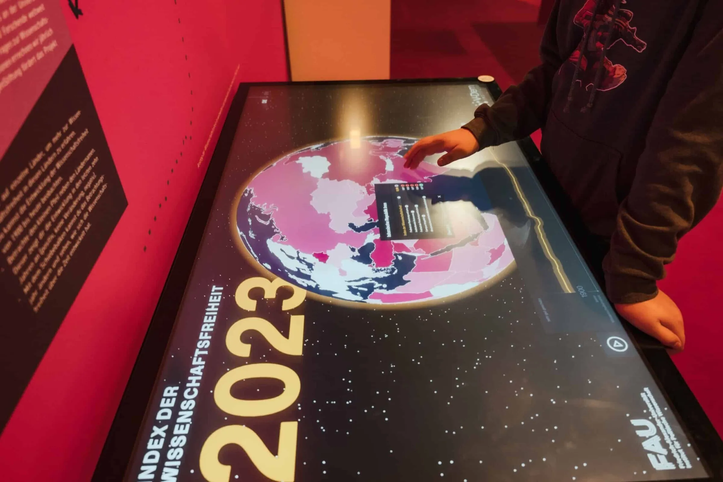 Interaktiver Globus der Wissenschaftsfreiheit von FAU