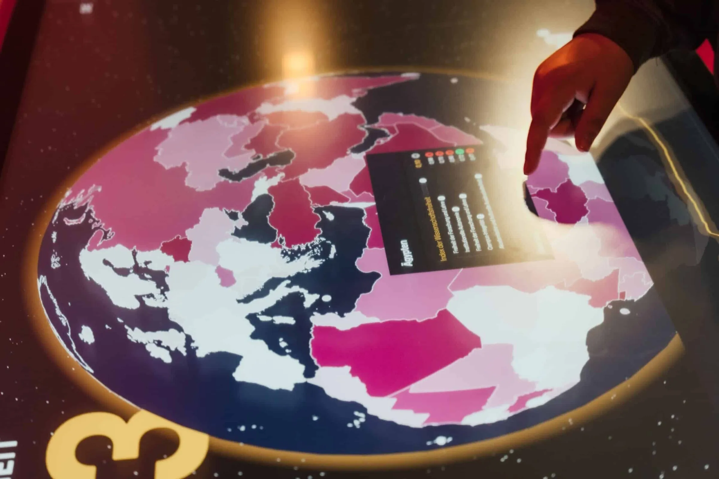 Zeitreise am Multitouch 3D Globus