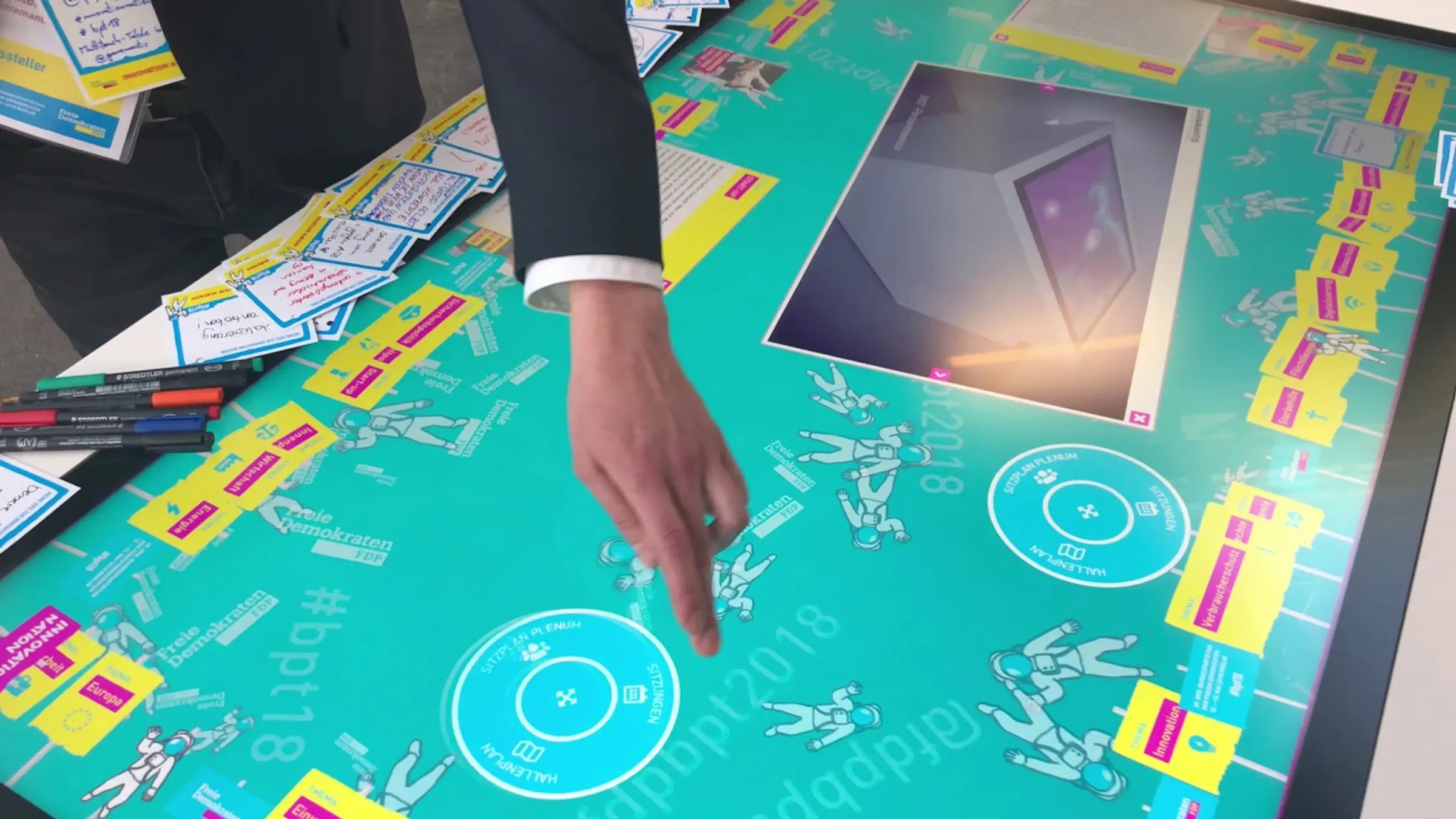 Interaktiver Tisch präsentiert Social Media Multitouch-Anwendung