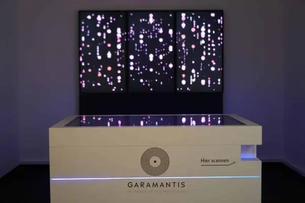 Multitouch Tisch mit Screen-Wall verbunden