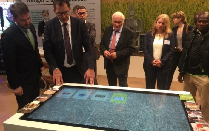 Multitouch-Tisch mit Objekterkennung am Stand des Bundesministeriums für wirtschaftliche Zusammenarbeit und Entwicklung auf der Grünen Woche 2017 in Berlin