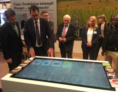 Multitouch-Tisch mit Objekterkennung am Stand des Bundesministeriums für wirtschaftliche Zusammenarbeit und Entwicklung auf der Grünen Woche 2017 in Berlin
