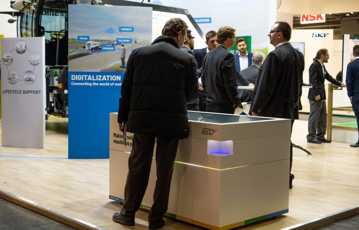 Messebesucher Agritechnica an Multitouch-Scanner-Tischen