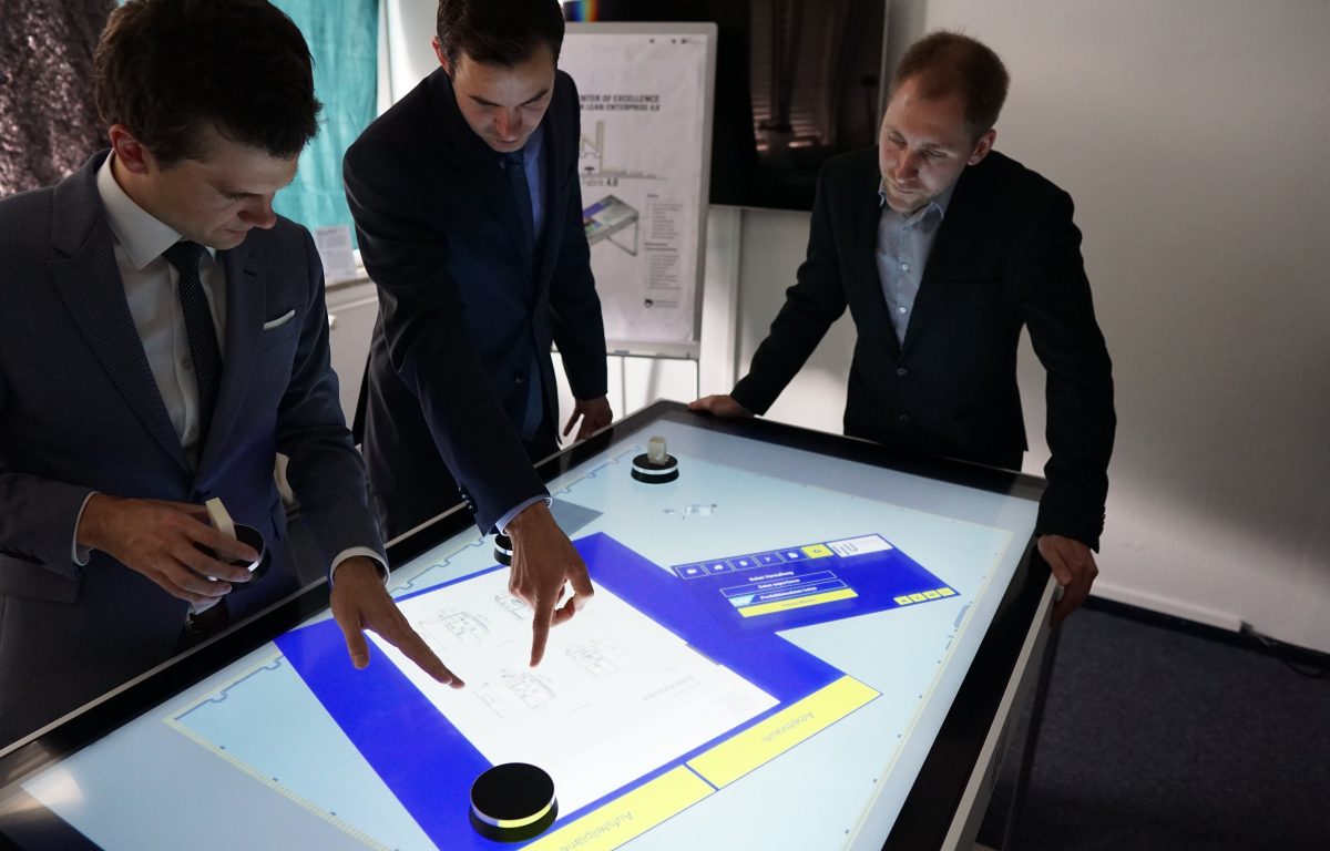 Collaborative multitouch software with capacitive markers