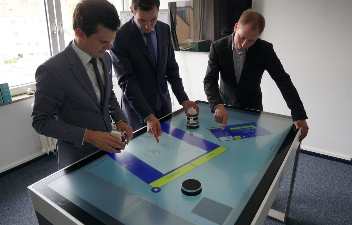 Multitouch Tisch interaktive Fabrikplanung