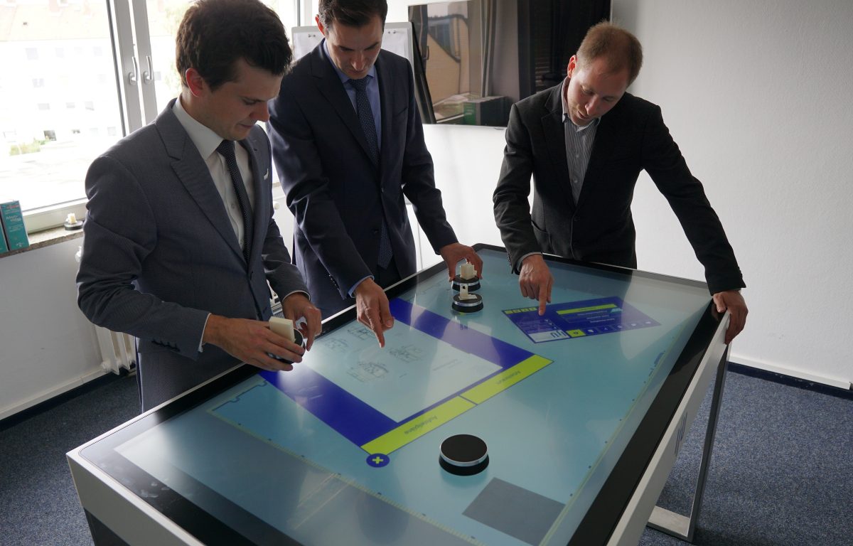 Multitouch Tisch interaktive Fabrikplanung