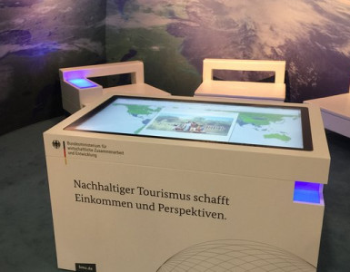 Multitouch-Table am BMZ-Messestand auf der ITB 2017