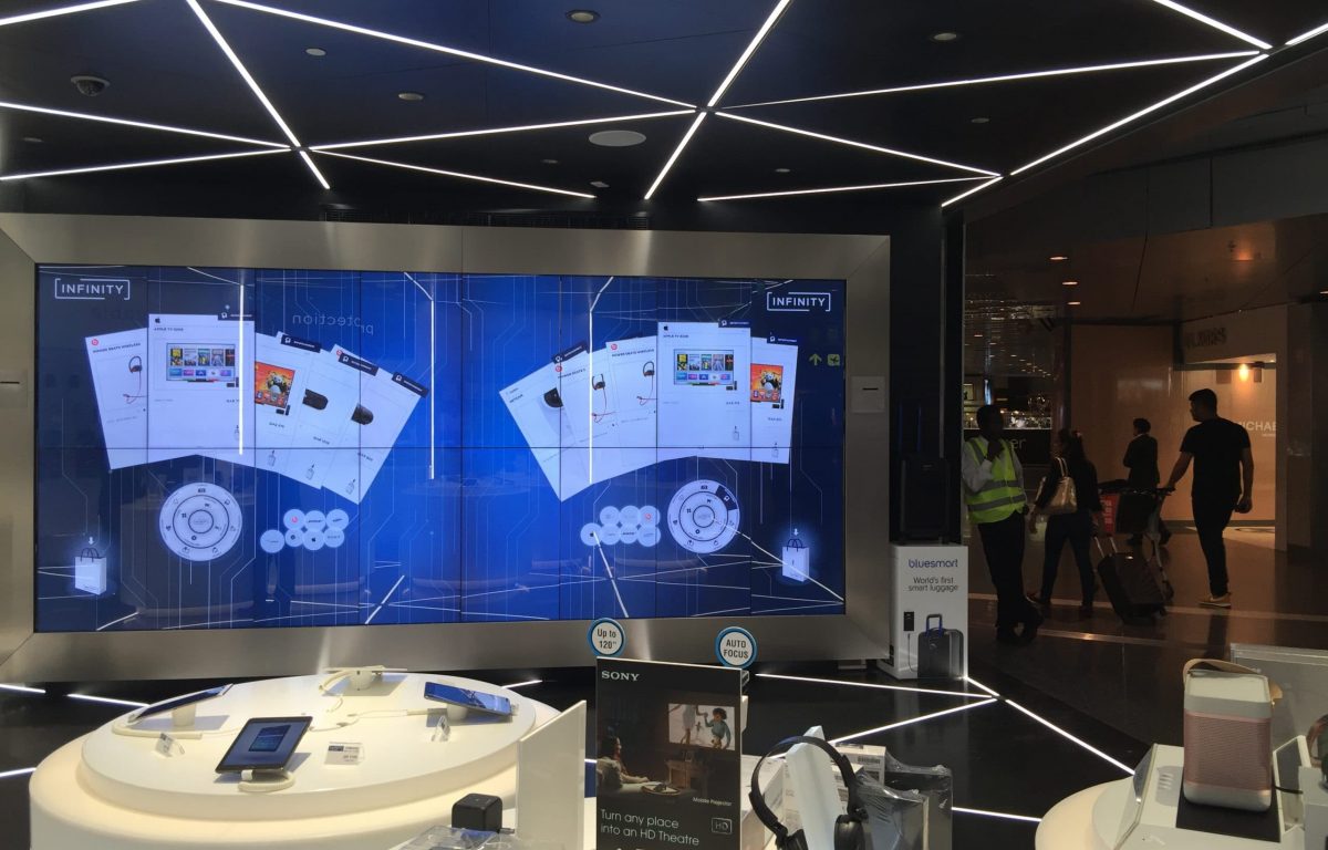Interaktive Shopping Wall am POS im Flughafen
