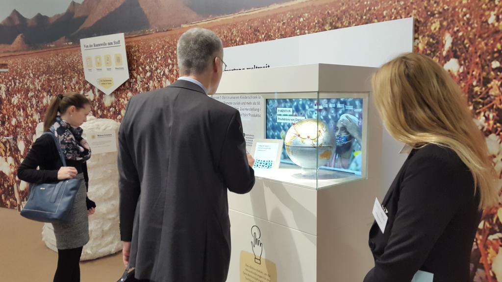Messebesucher an der interaktiven Multitouch-Vitrine von Garamantis Messebesucher an der interaktiven Multitouch-Vitrine von Garamantis