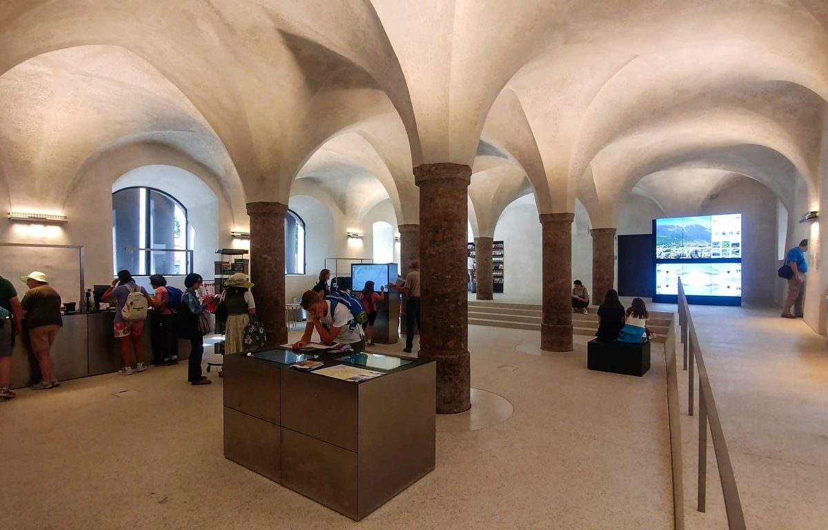 Moderne Touchscreens und Displaywände bieten Informationen und Erlebnisse im Innsbruck Informationszentrum
