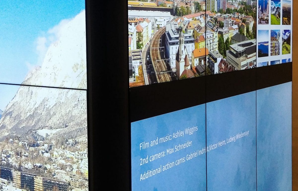Screen-Wall mit 10 Monitoren über Eck installiert