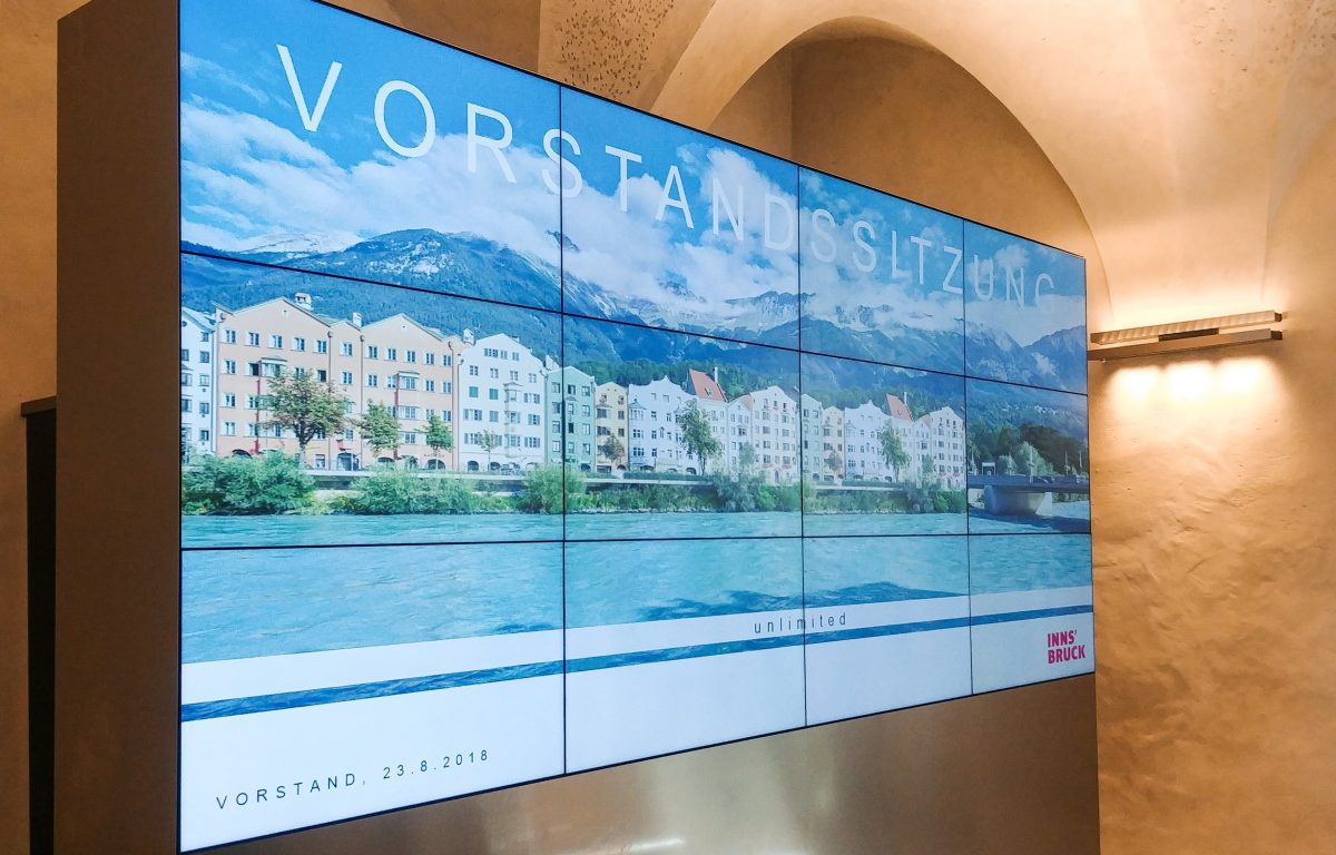 Innsbruck Information Center - Screenwall with 12 monitors